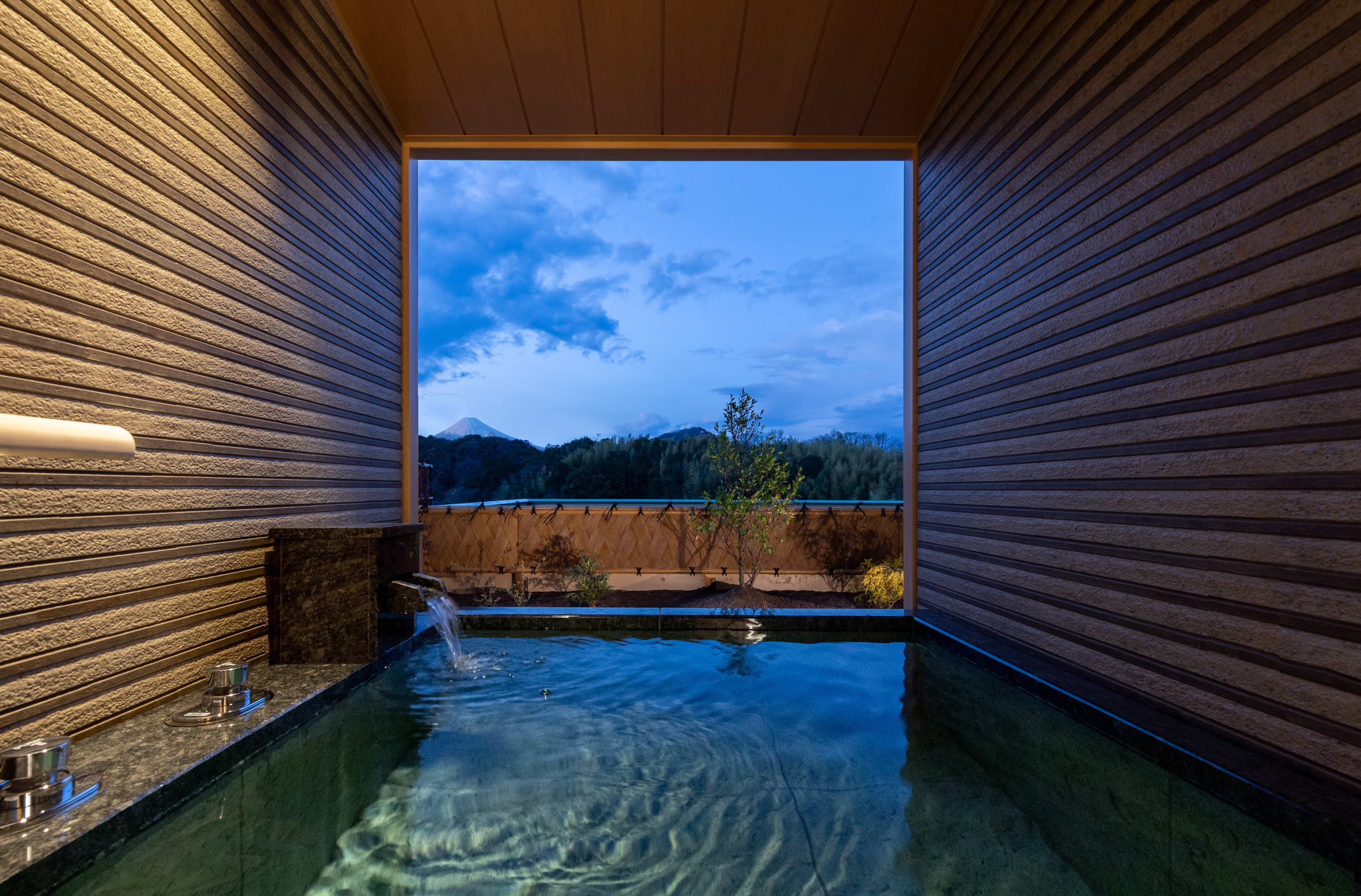 4F: Guest rooms with open-air baths