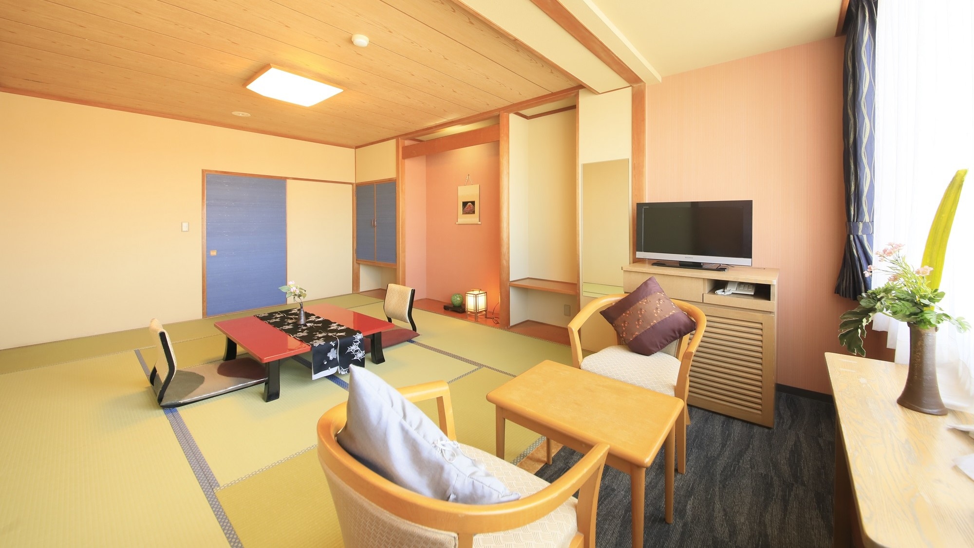 [Japanese-style room 10 tatami mats] Japanese-style room where families can relax (example)