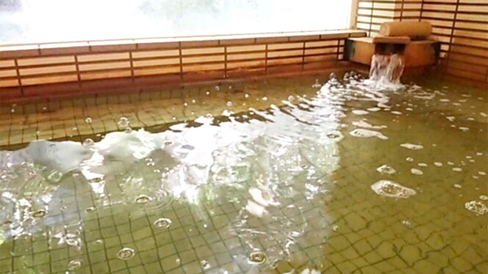 Pemandian air panas alami di hotel ini memiliki efek pelembab yang baik dan sulit untuk didinginkan.