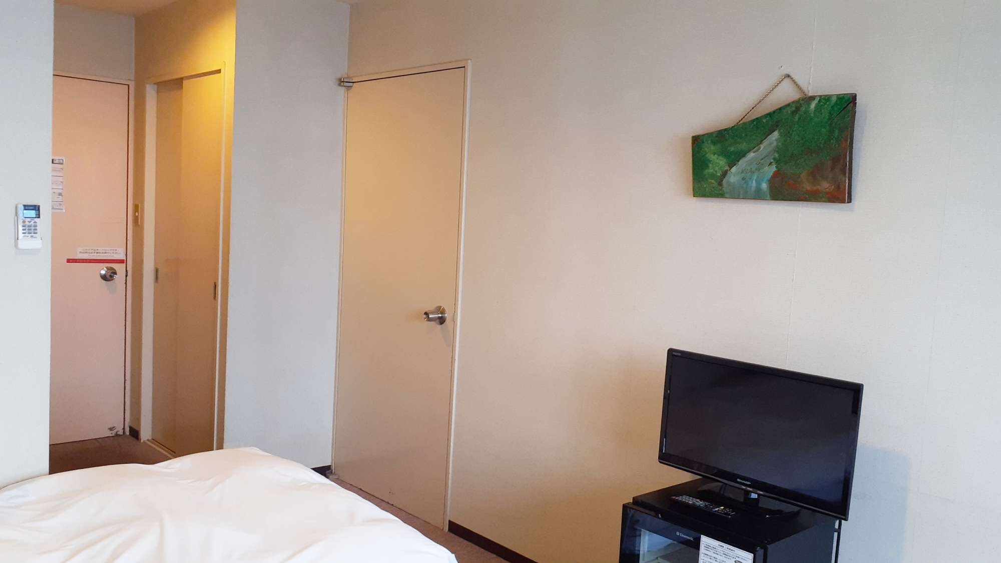 [Ruang penghubung gedung utama] Ruangan dengan dua kamar tidur kembar yang dihubungkan oleh pintu internal.