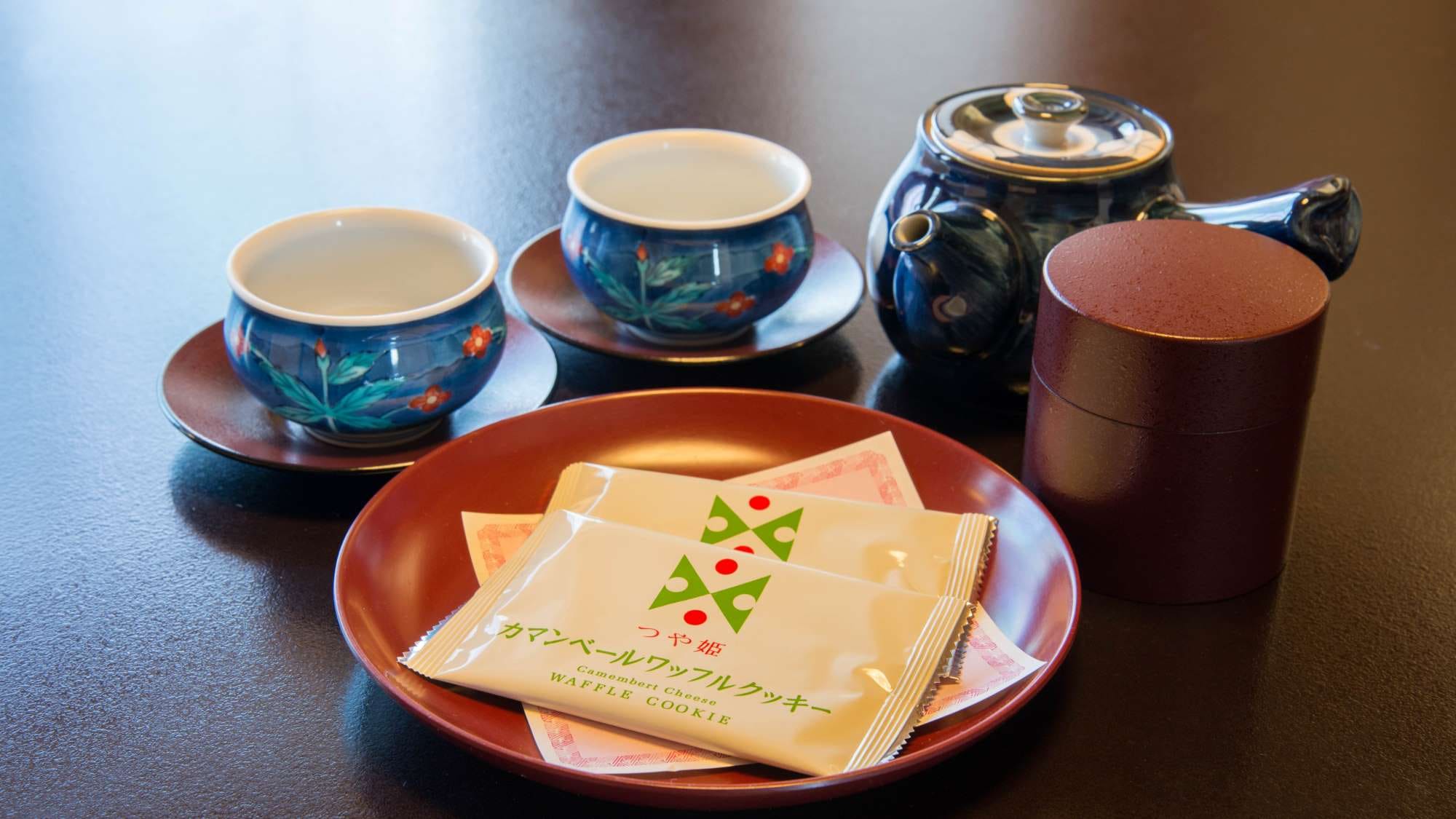 Di dalam kamar, kita akan menyiapkan manisan dan teh yang terbuat dari "Tsuyahime" dari Yamagata.