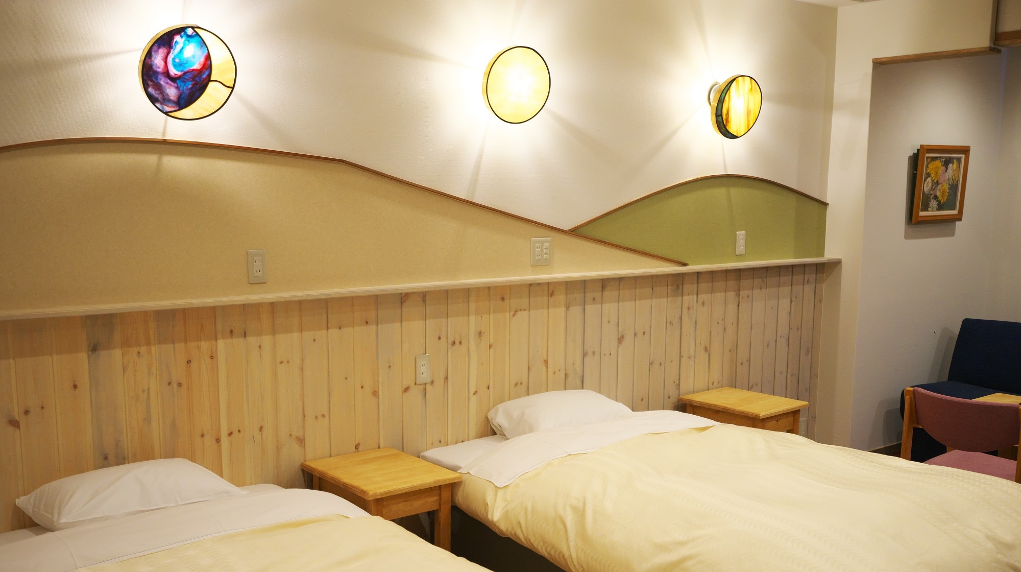 Deluxe Twin Western-style Room: Gently illuminated with lights inspired by the "Tagoto no Tsuki" (the moon of the Tagoto Festival) in Chikuma City