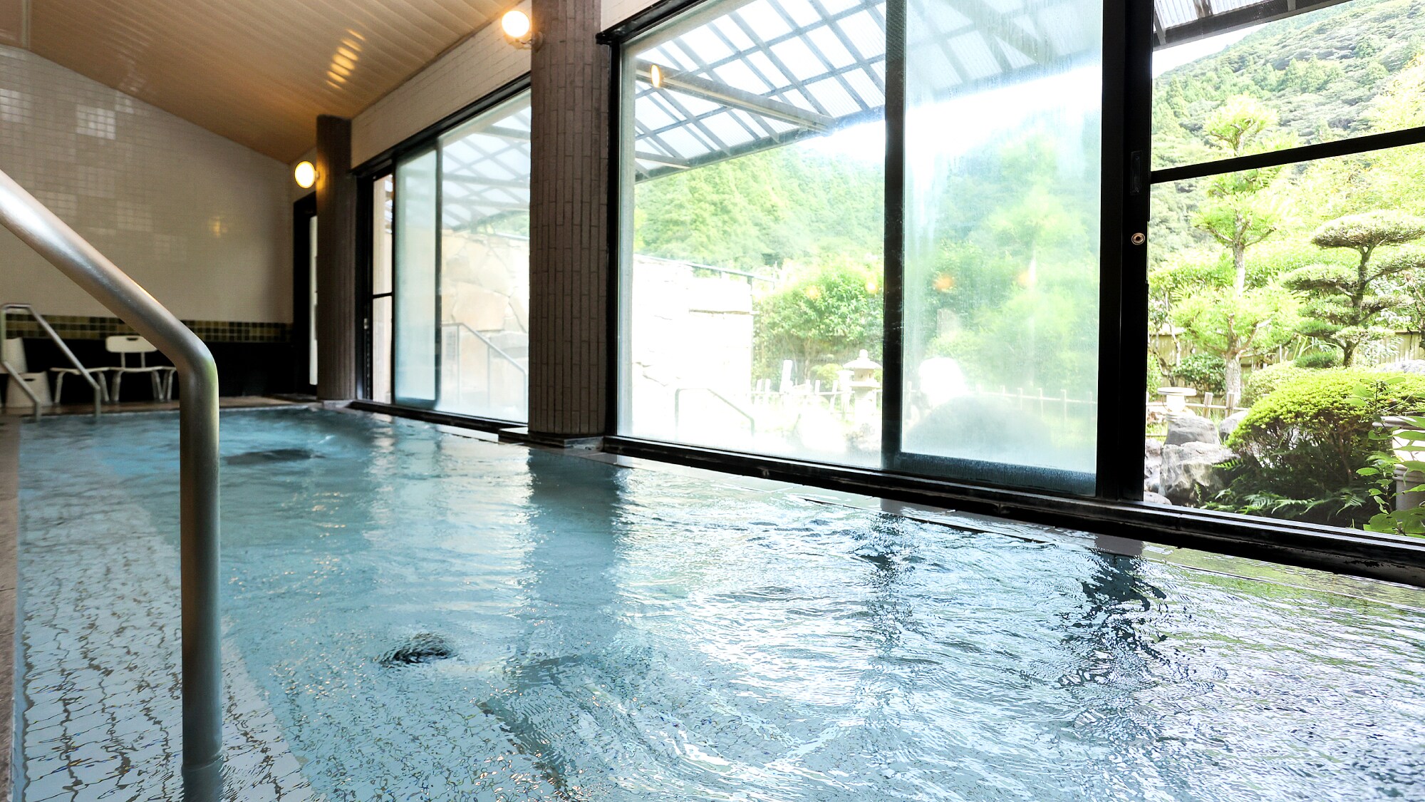 Large public bath: A spacious indoor bath where you can enjoy the view outside from the window.
