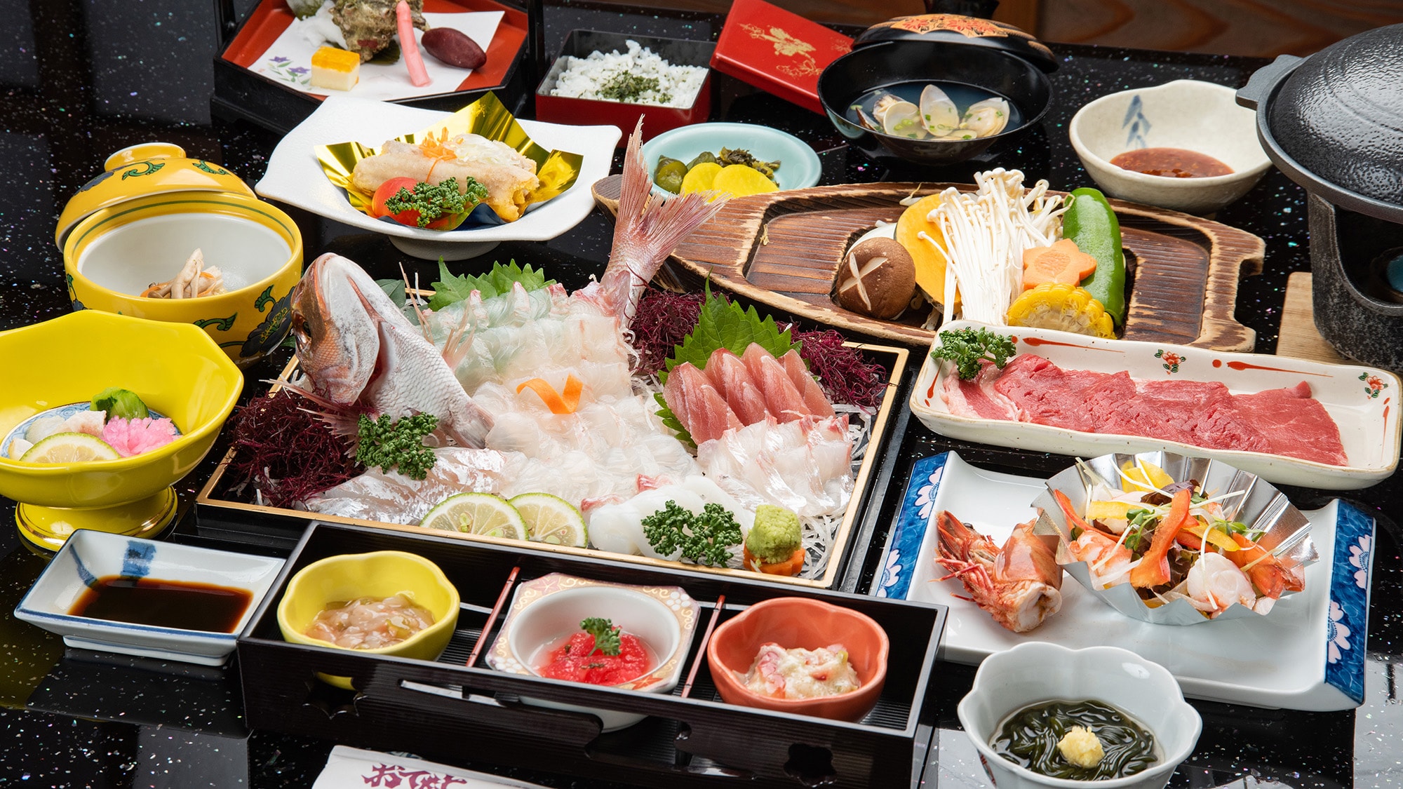 *[Great Value Plan] The main course is fresh local fish sashimi caught that day in Tachibana Bay.