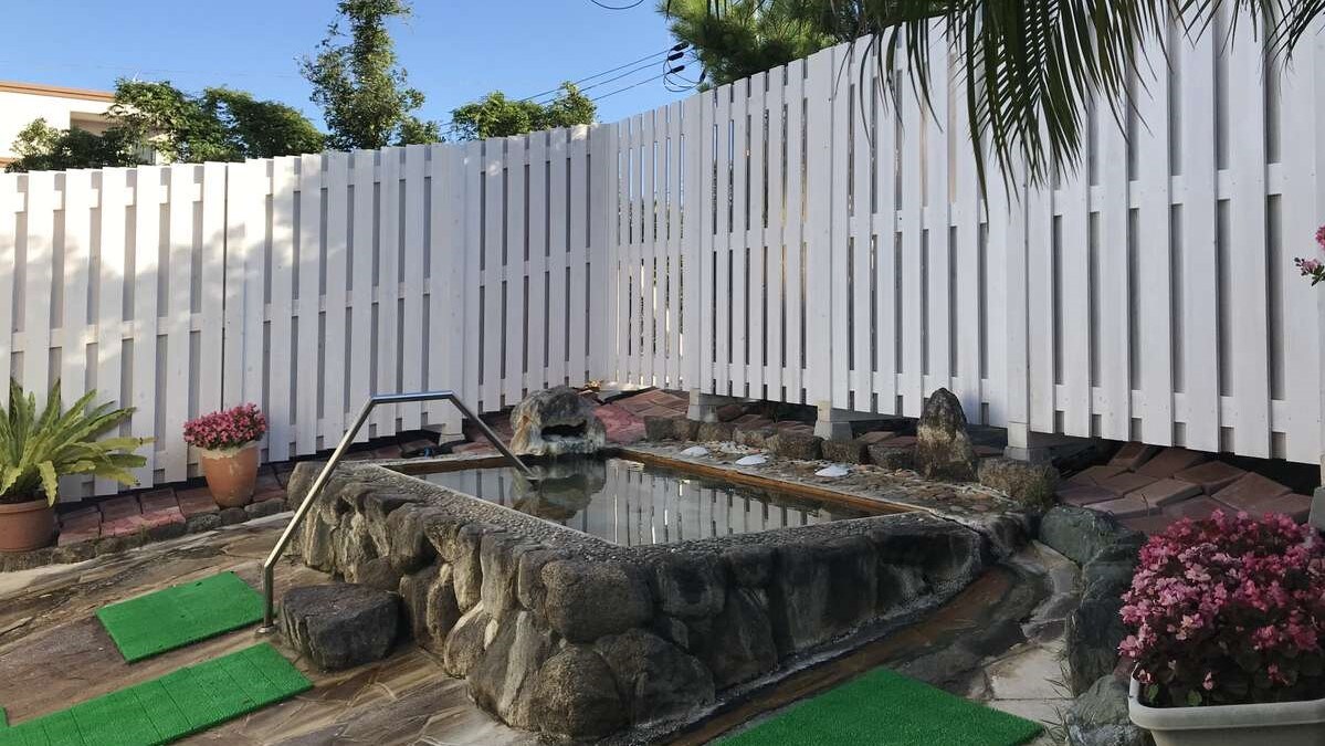 The hot spring is 100% natural hot spring water with no water added, heating or circulation.