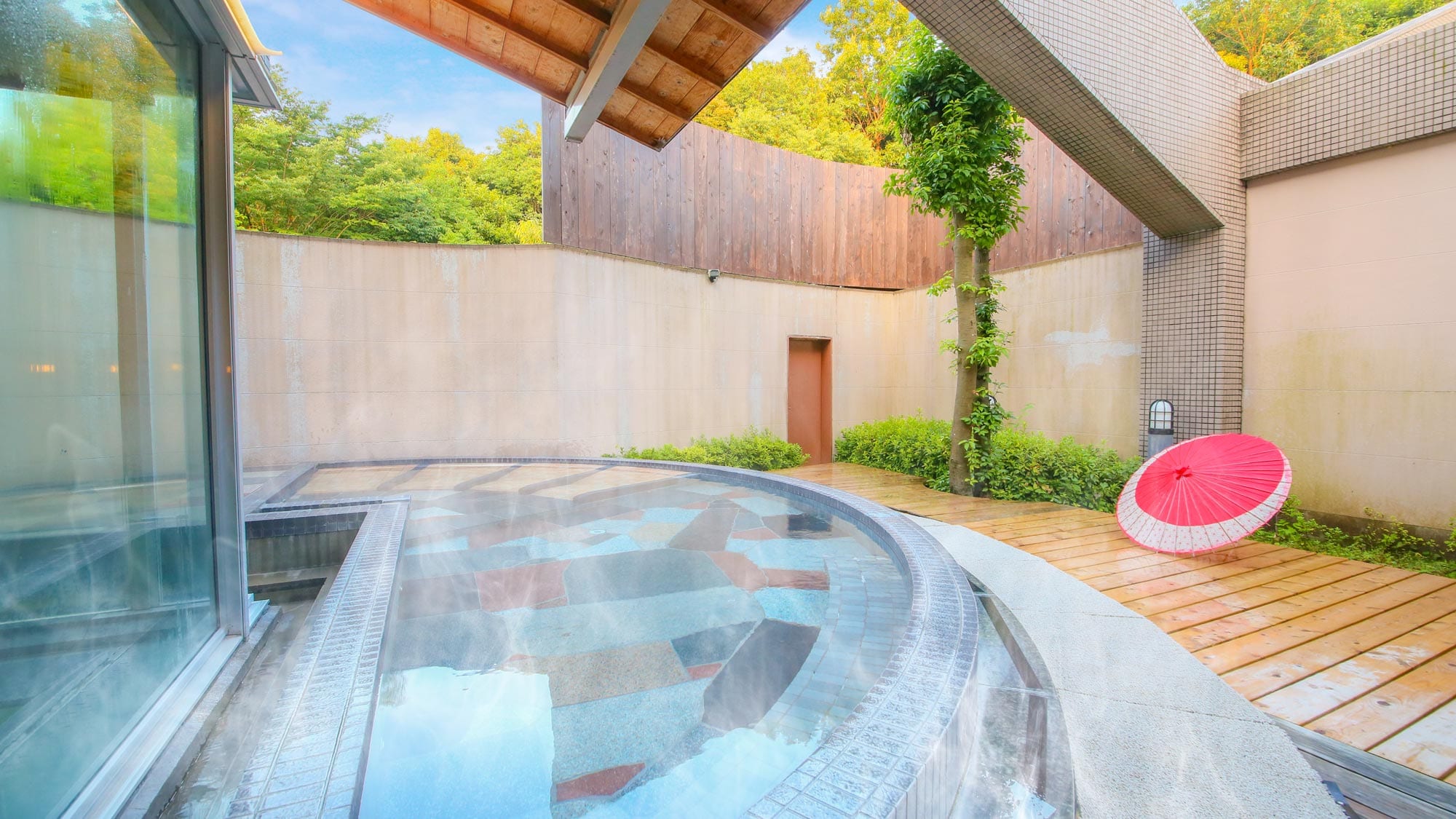 An open-air bath with a zone where you can relax up to your shoulders and a space for lying down. *This is not a hot spring.
