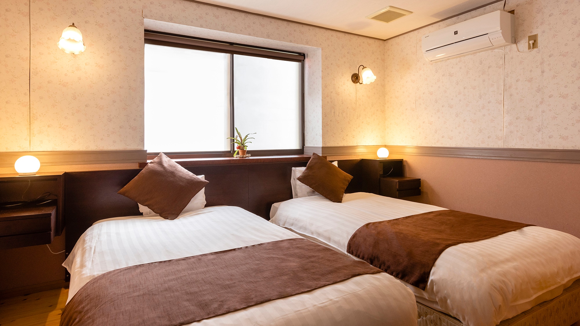 [1 gedung sewa DX cottage: lantai 1 + lantai 2] 58-67 meter persegi/dengan kamar mandi, 1 kamar tidur mandiri.