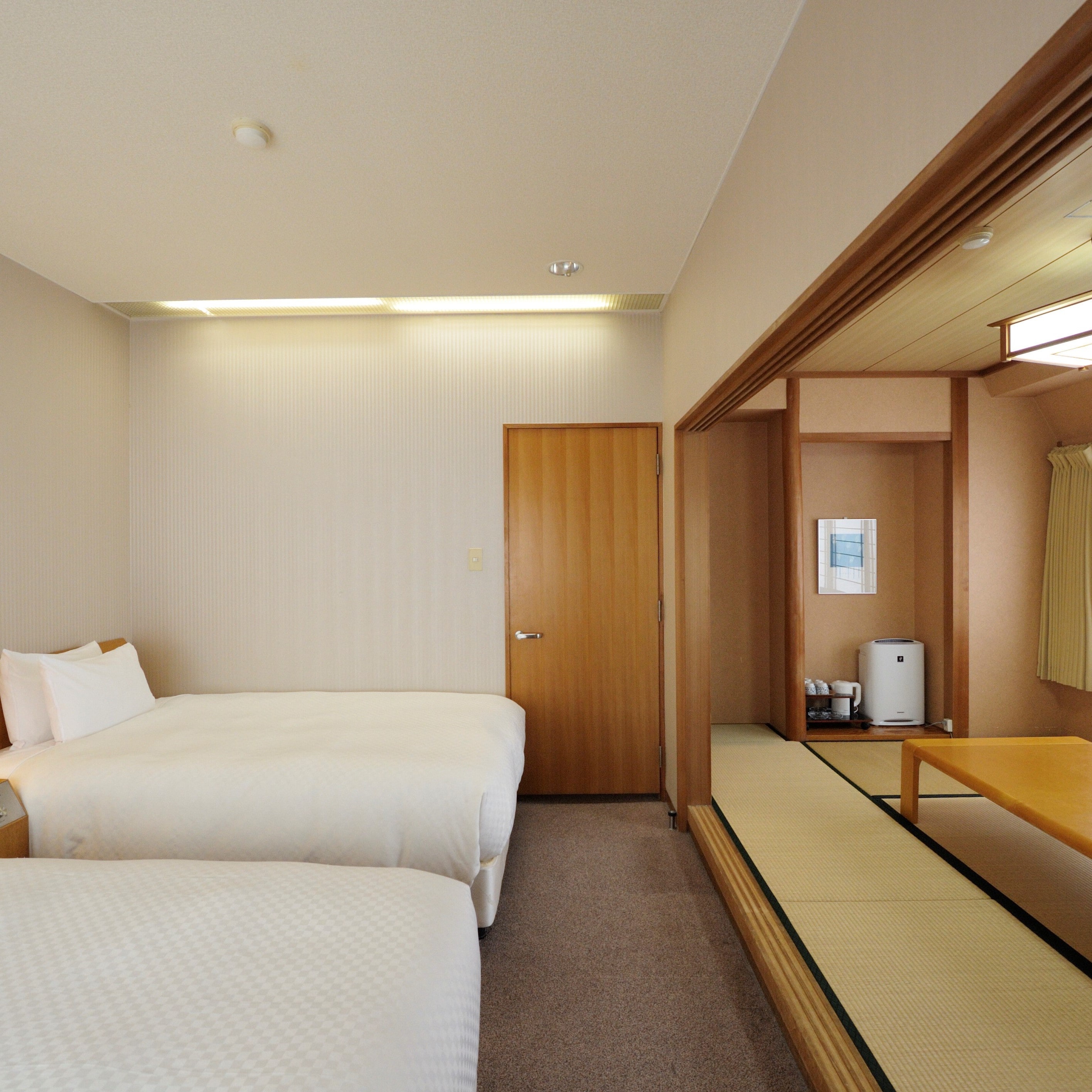 Top floor Japanese modern 30.0 square meters, 120 cm wide bed made by Slumberland + 3 futons