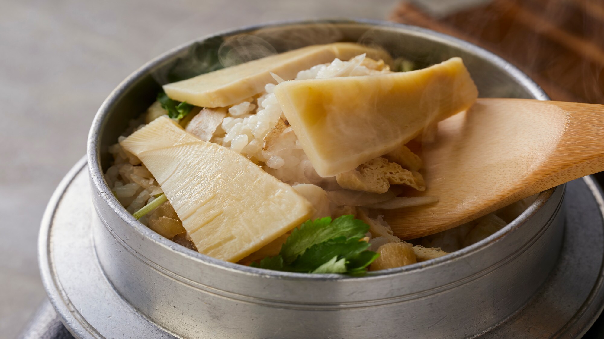 [อาหารไคเซกิจากพรแห่งแผ่นดิน] ฤดูใบไม้ผลิ (มีนาคมถึงพฤษภาคม 2026) เมนู: ข้าวหน้าหน่อไม้และกุ้งตัวเล็กในหม้อ