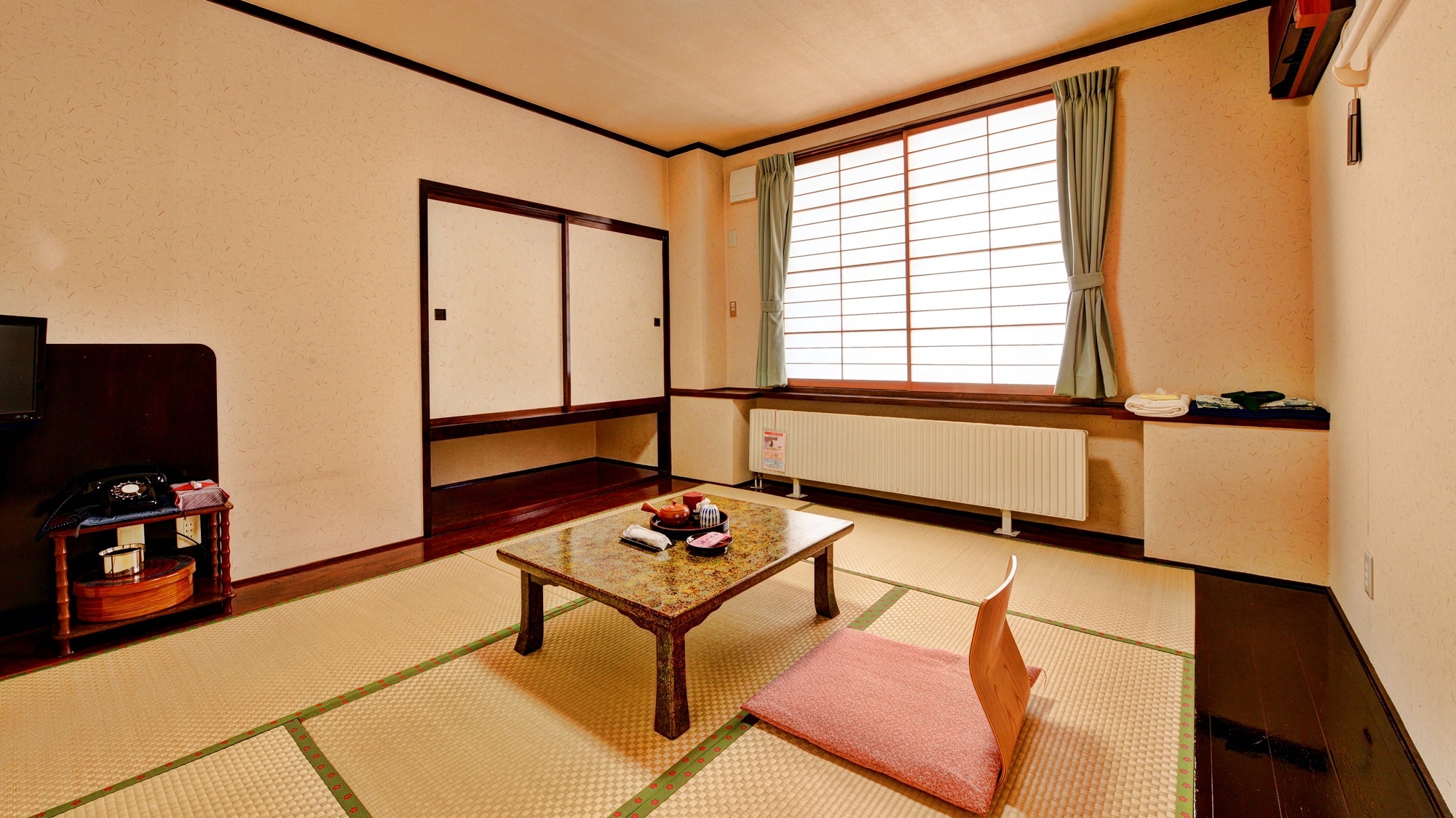 [Example of a 6 tatami Japanese-style room] A small, simple 6 tatami Japanese-style room.