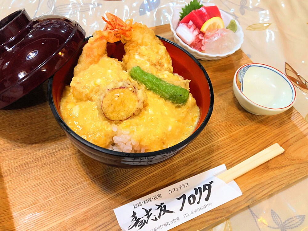 A set of one bowl of your choice and three kinds of sashimi