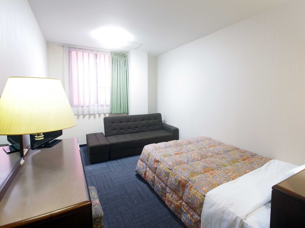 Semi-double single room