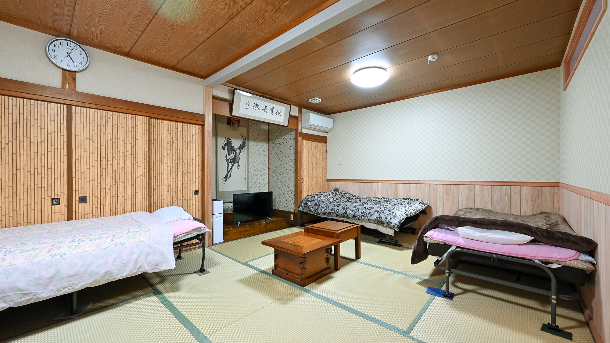 *【Japanese-style room with 12 tatami mats (Fukujuso/Shakuyaku)】A slightly larger room on the first floor.