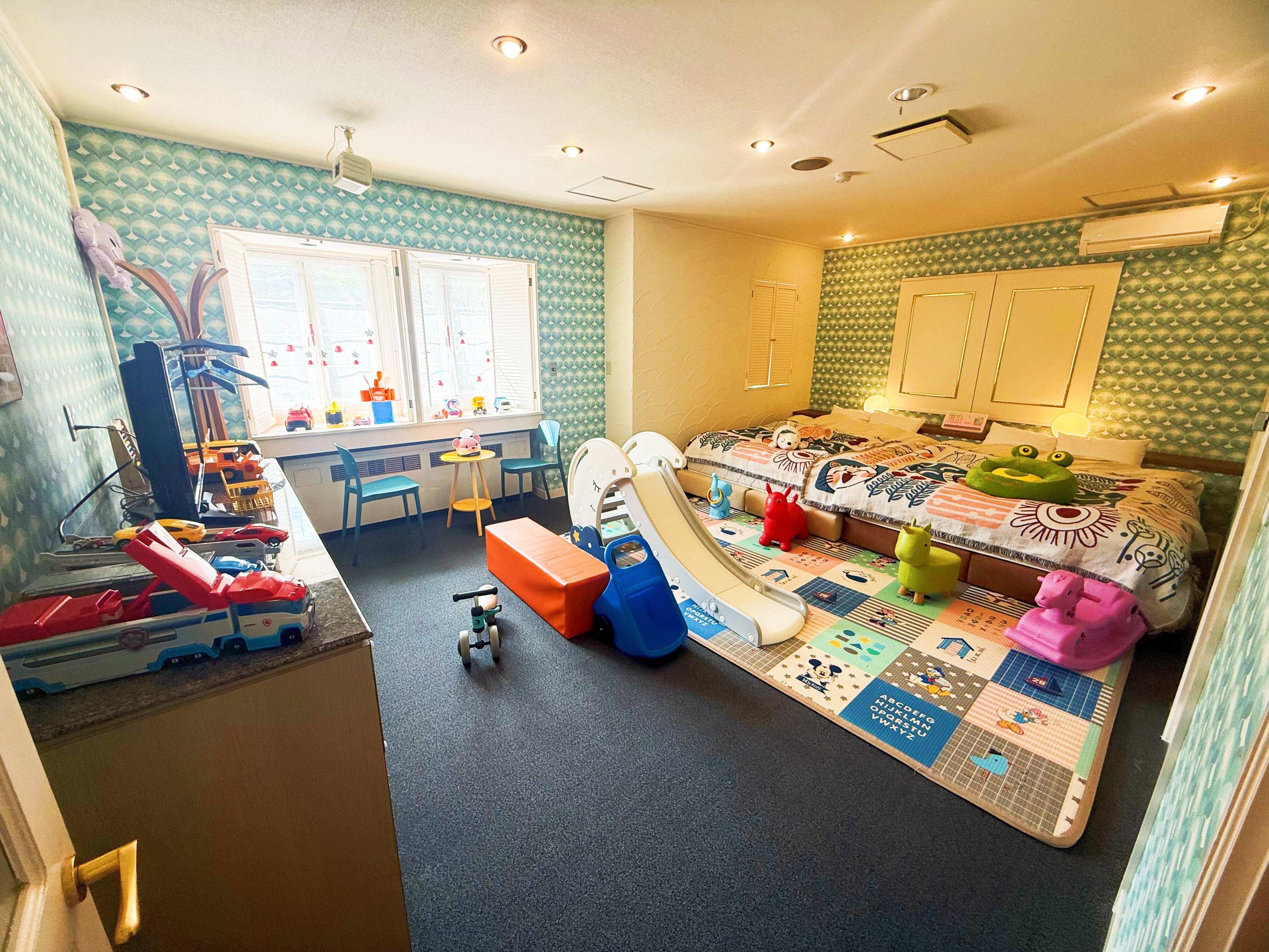 Room 406: Car Family Room