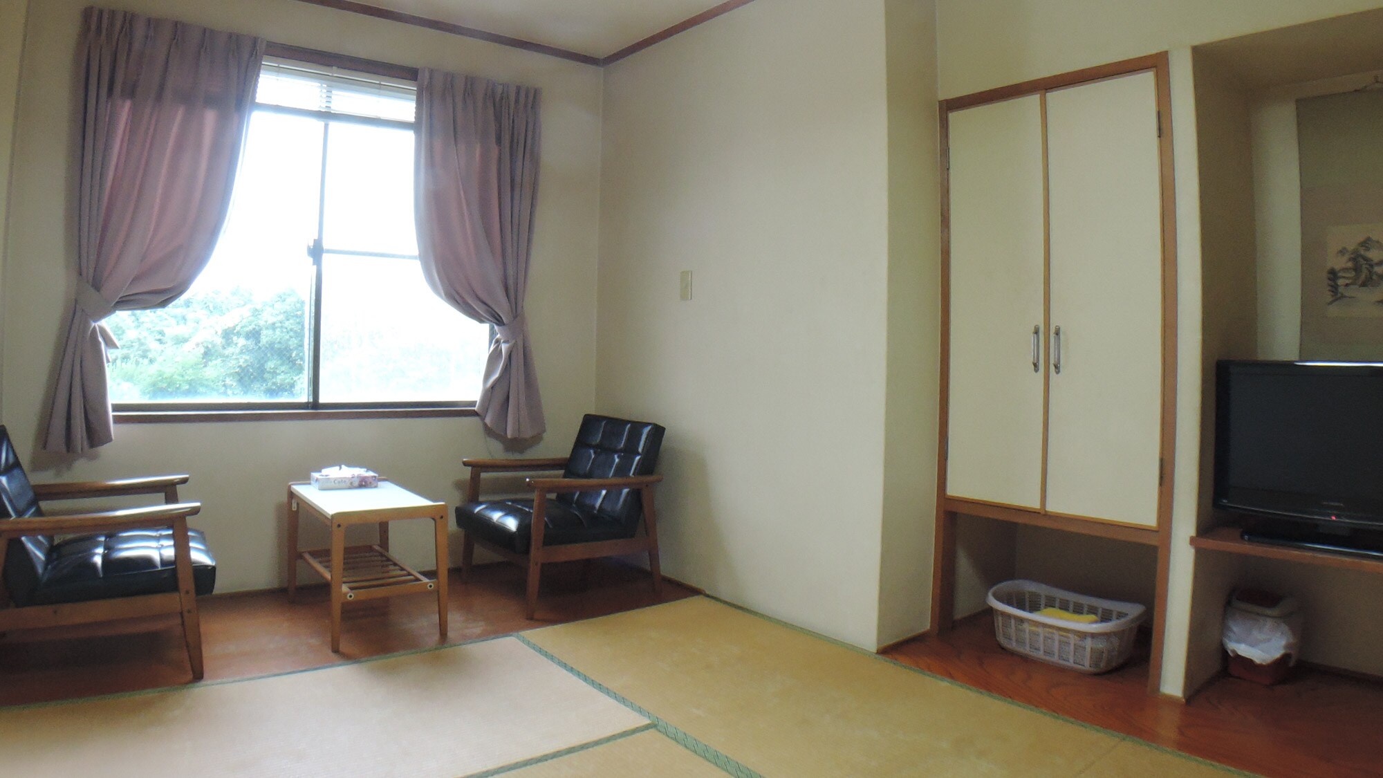*[Example of an 8 tatami Japanese-style room] This is a small Japanese-style room, but please feel free to relax.