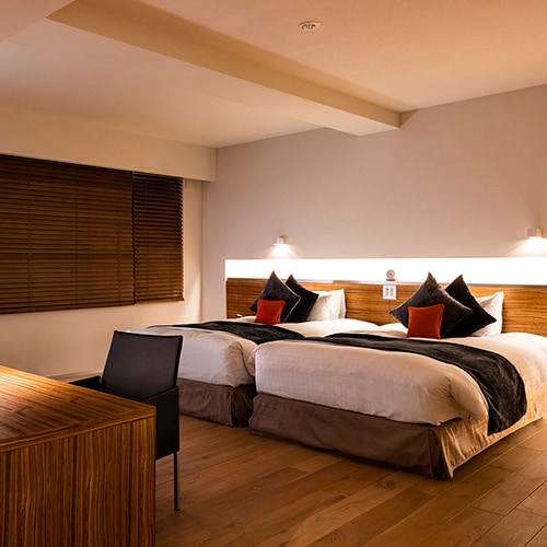 [Suite Eksekutif] Dua tempat tidur dengan lebar 120 cm dan panjang 200 cm diatur.