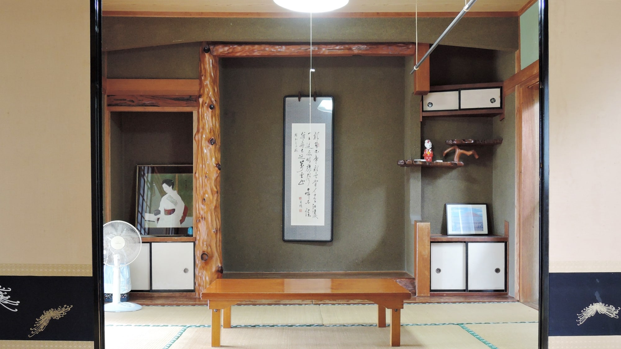 * Example of a Japanese-style room with 12 tatami mats / A wide rim through which light can enter.