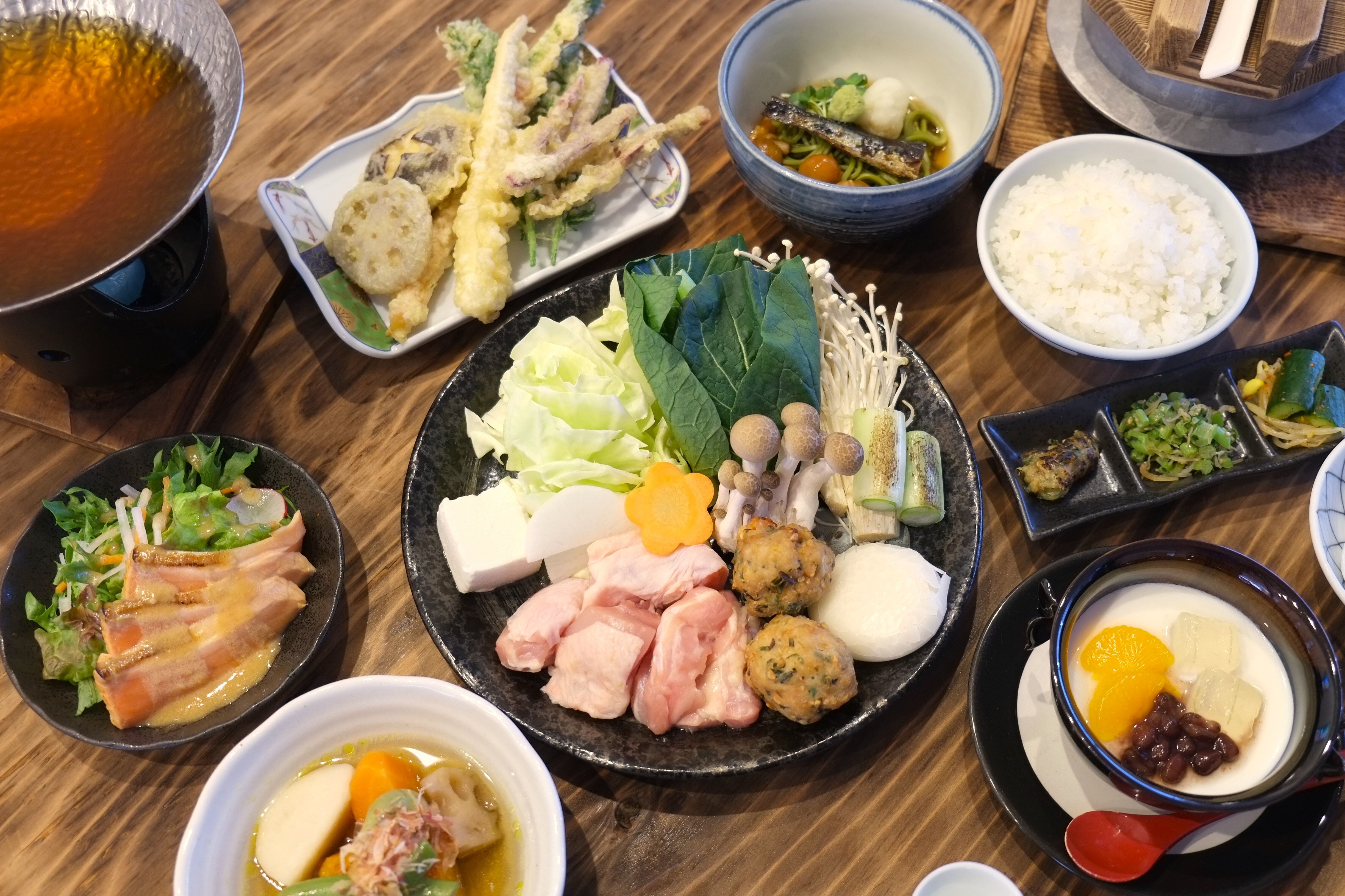 Tempura gunung dan puding pedesaan, hotpot kecap pedesaan dan lauk pauk