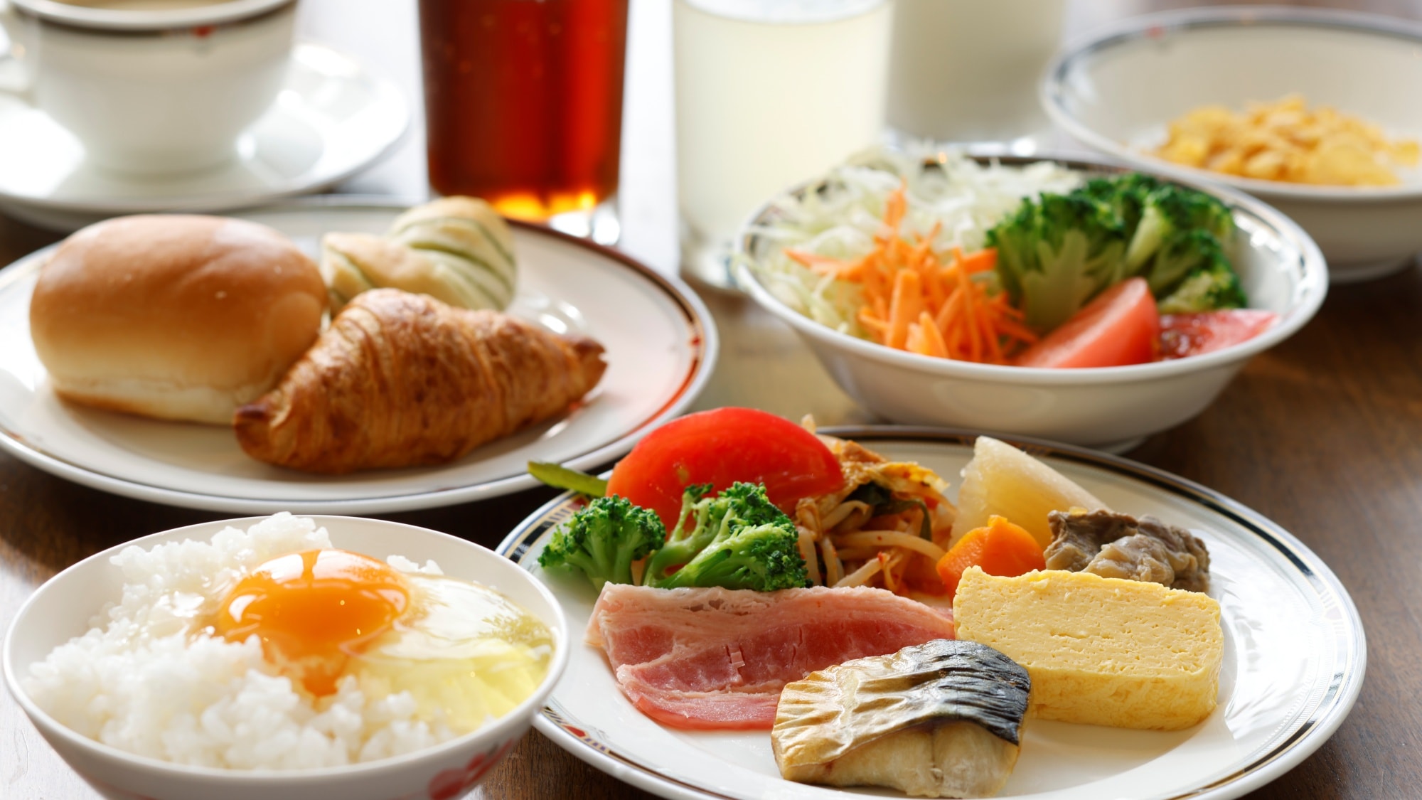 [Breakfast example] Breakfast is served in a Japanese and Western buffet style.