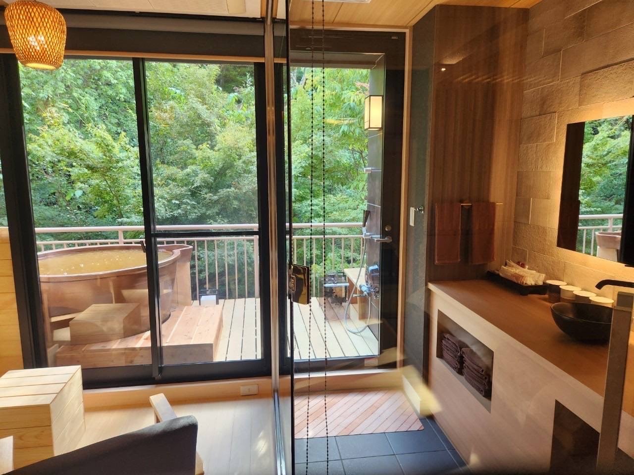 Golden Room Shisui [ห้องสวีทพร้อมอ่างแช่น้ำพุร้อนกลางแจ้ง]