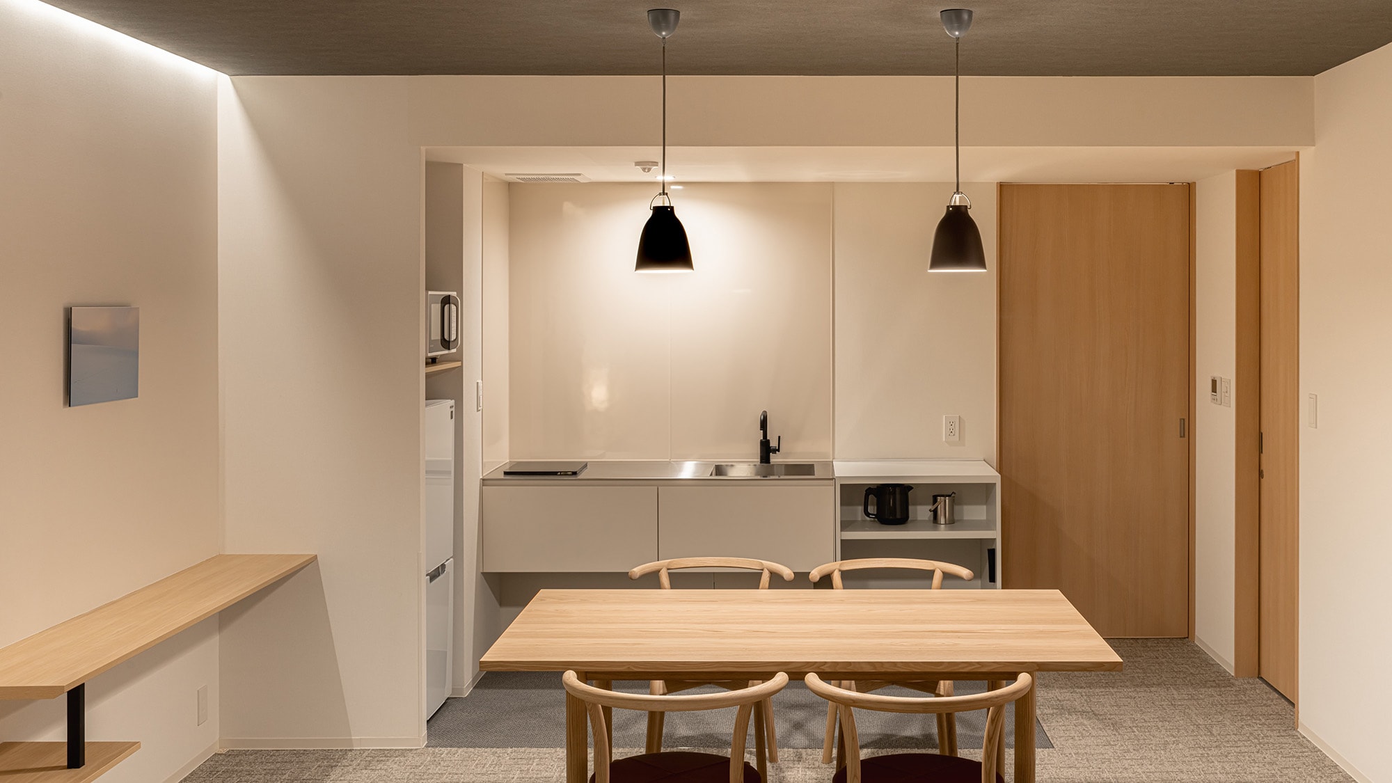 Family Suite | Dining space and mini kitchen