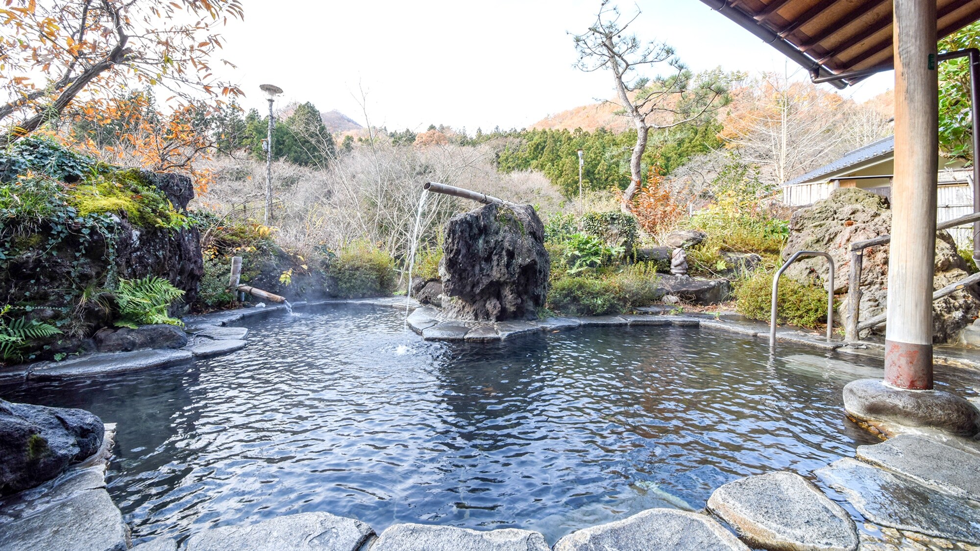 *[露天浴池] 一邊聽著潺潺的河水聲，一邊享受放鬆的泡浴。