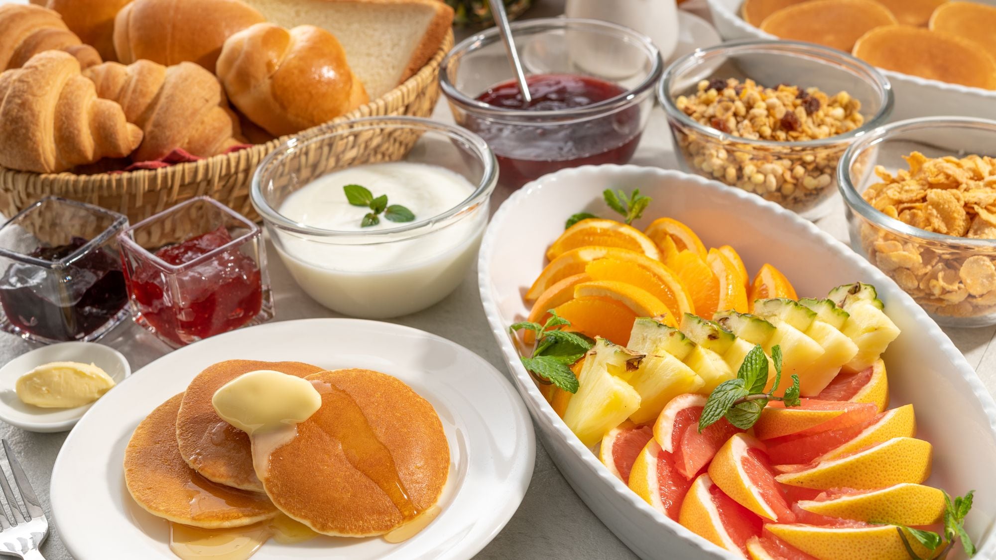 신선한 과일과 요구르트