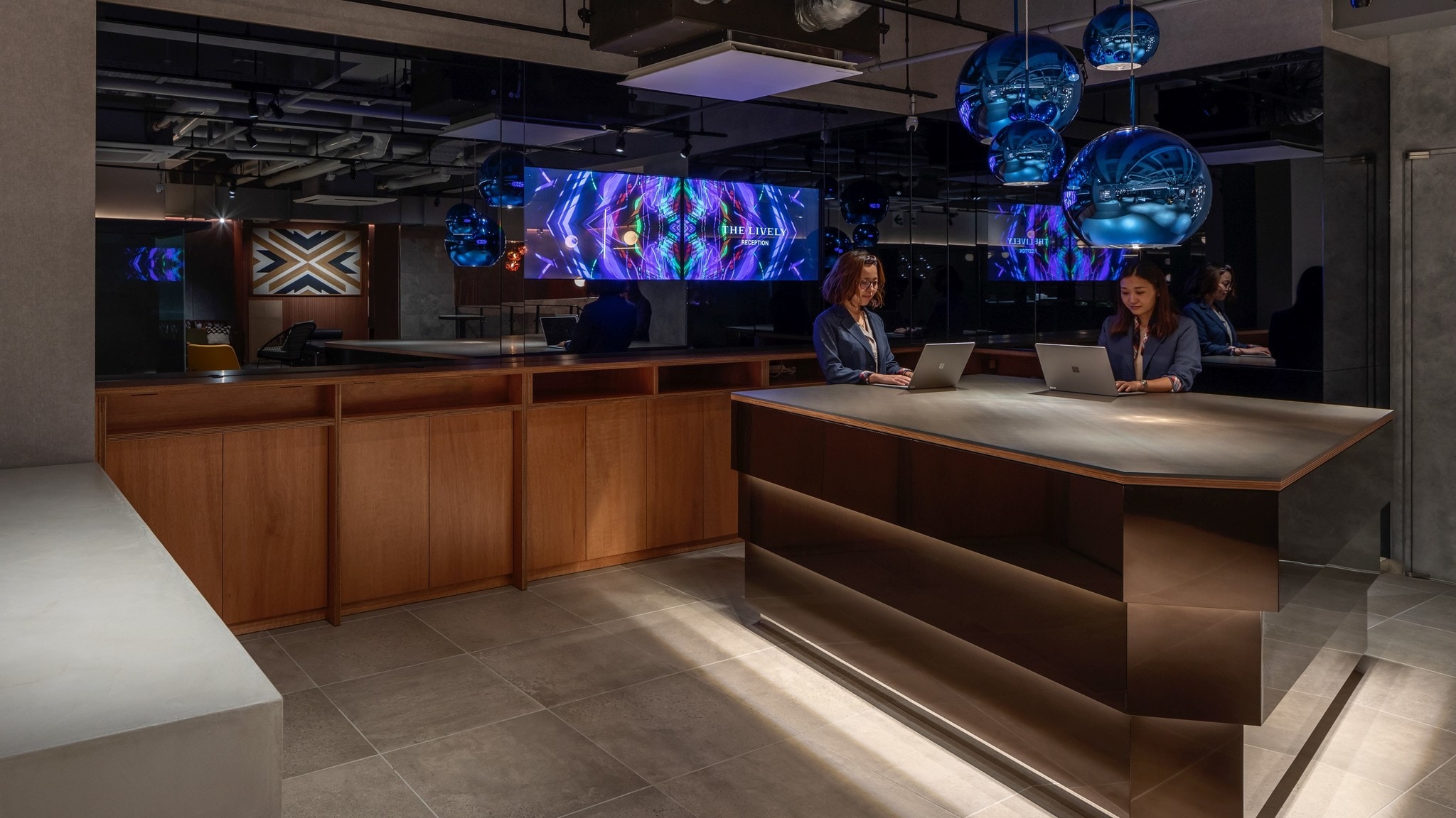 ■ Island-type check-in counter consisting of bronze and lighting