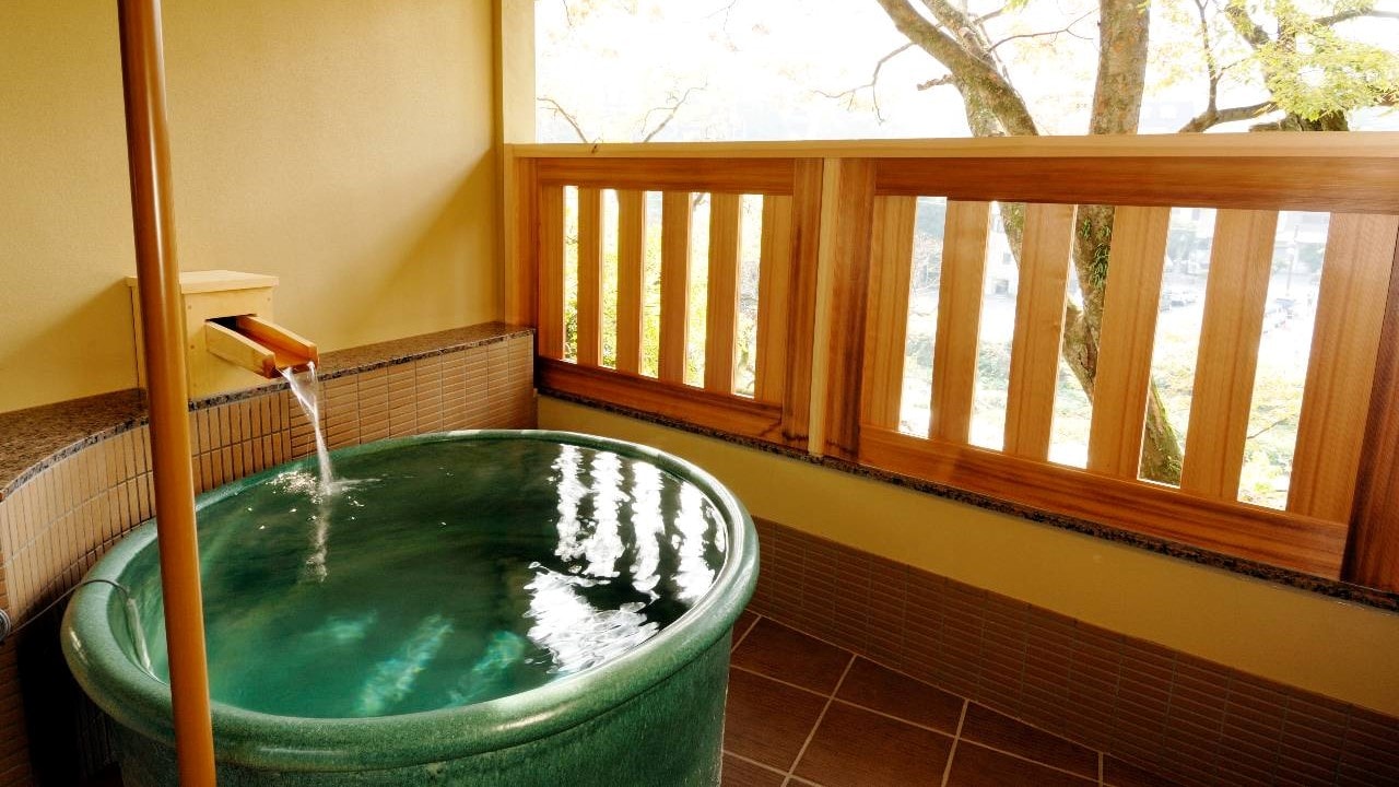 An example of a Japanese and Western room with an open-air bath on the river side