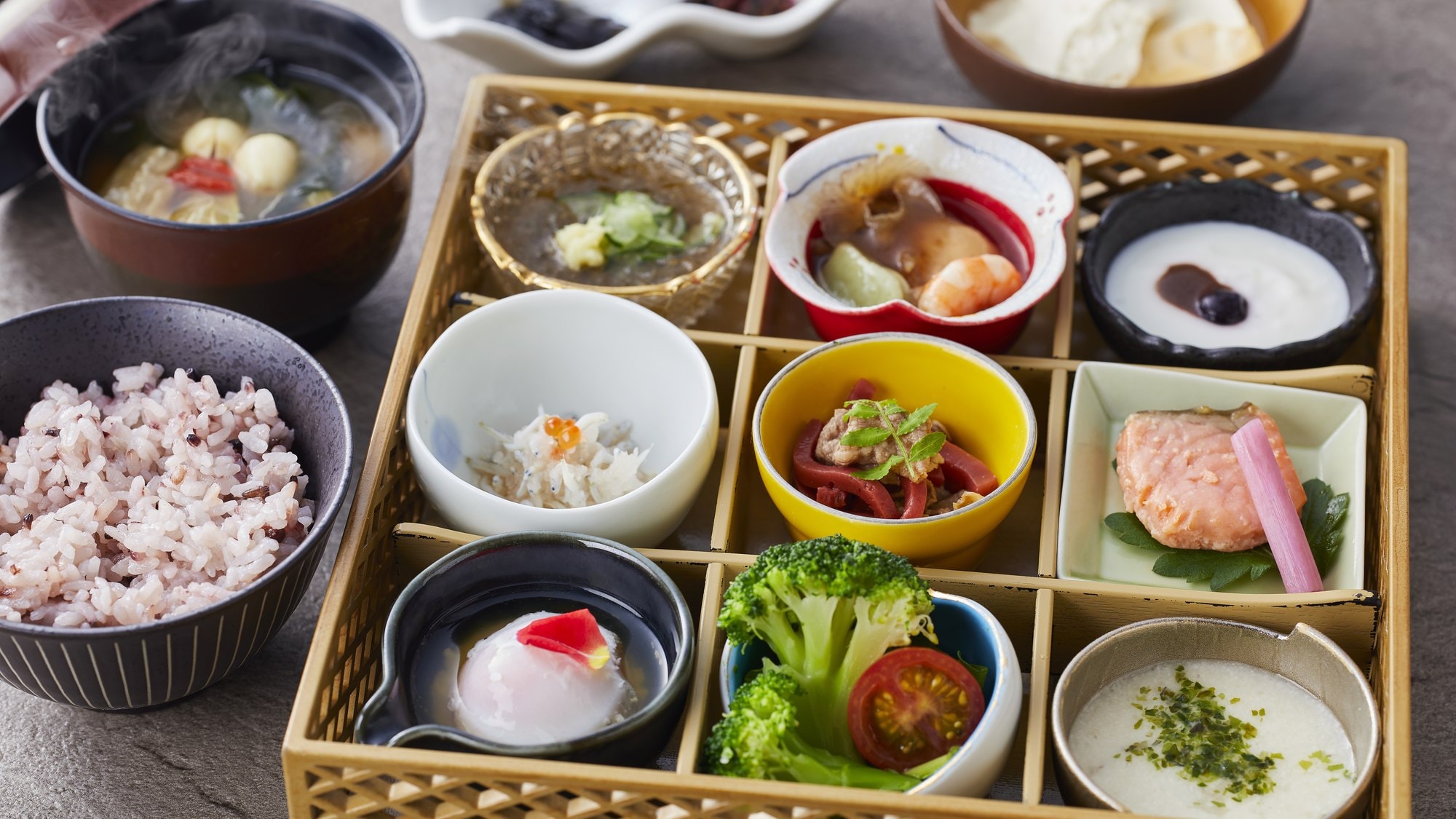[Sarapan] Kami menyiapkan paket sarapan ala Jepang untuk setiap orang.