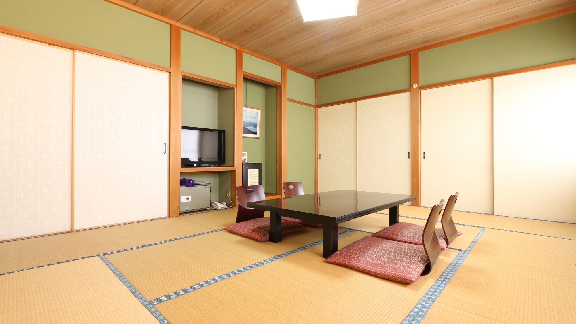 This is a spacious 10 tatami Japanese-style room. (Main building)