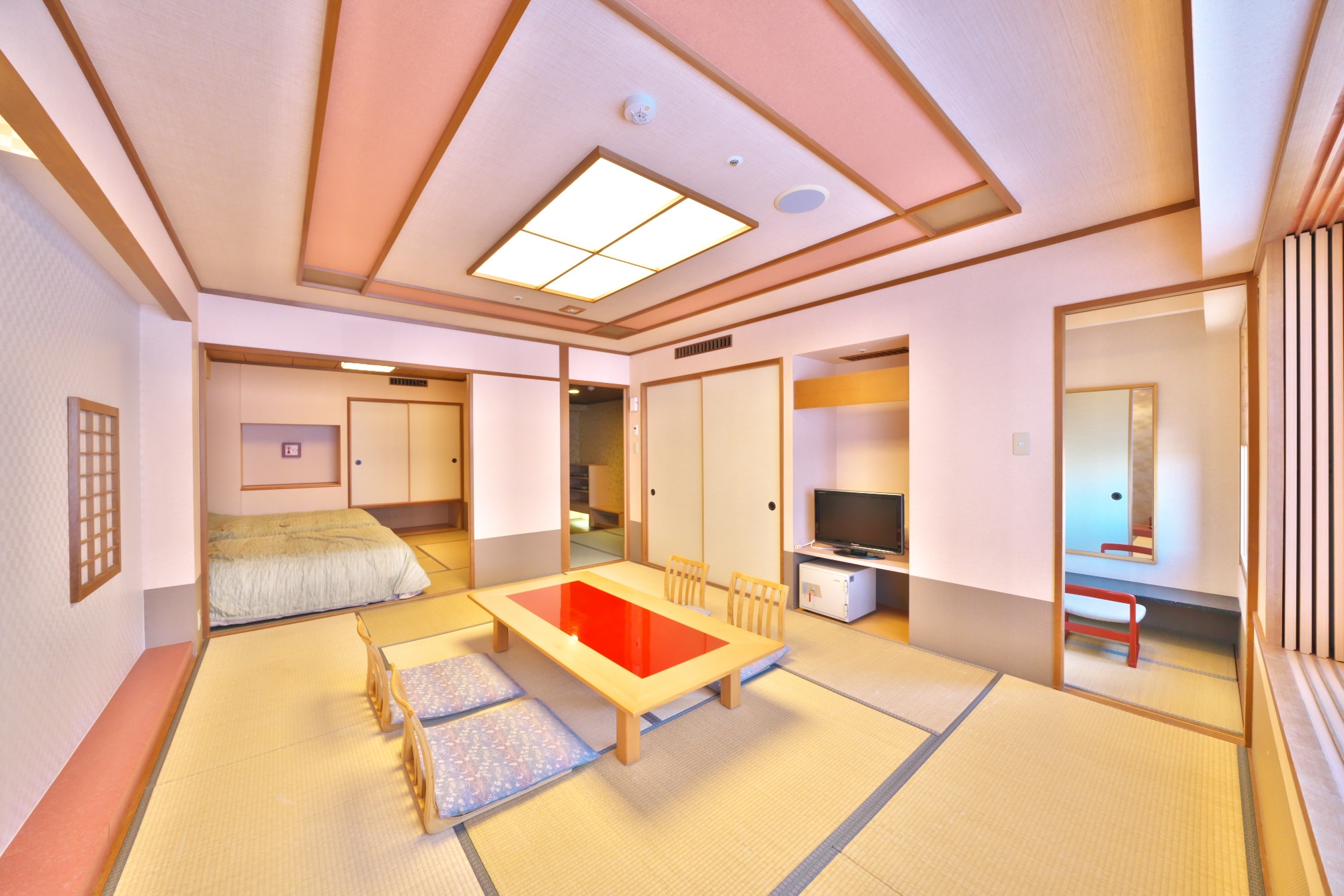 [Minamikan] & lt; Elegant & gt; Universal room / 10 tatami mats + 8 tatami mats with bed / wheelchair accessible