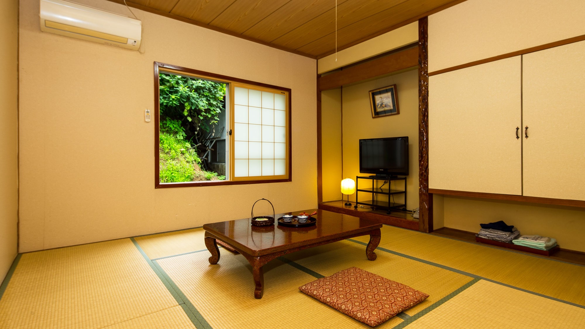 [Mountain side, Japanese-style room 8 tatami mats] ★ Shared bath and toilet