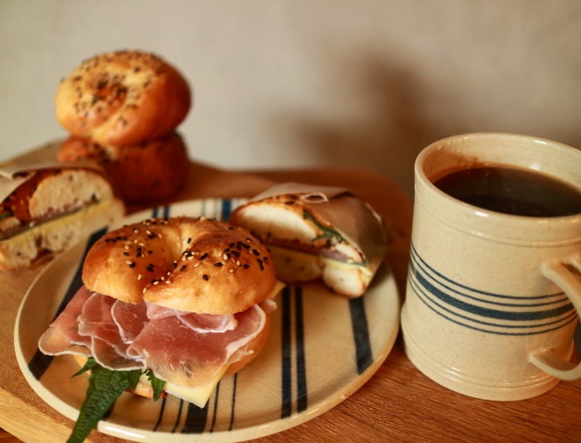 [Breakfast selection - Margiche Coffee x Bagel] A cafe with a spectacular view located on a hilltop, 3 minutes by car
