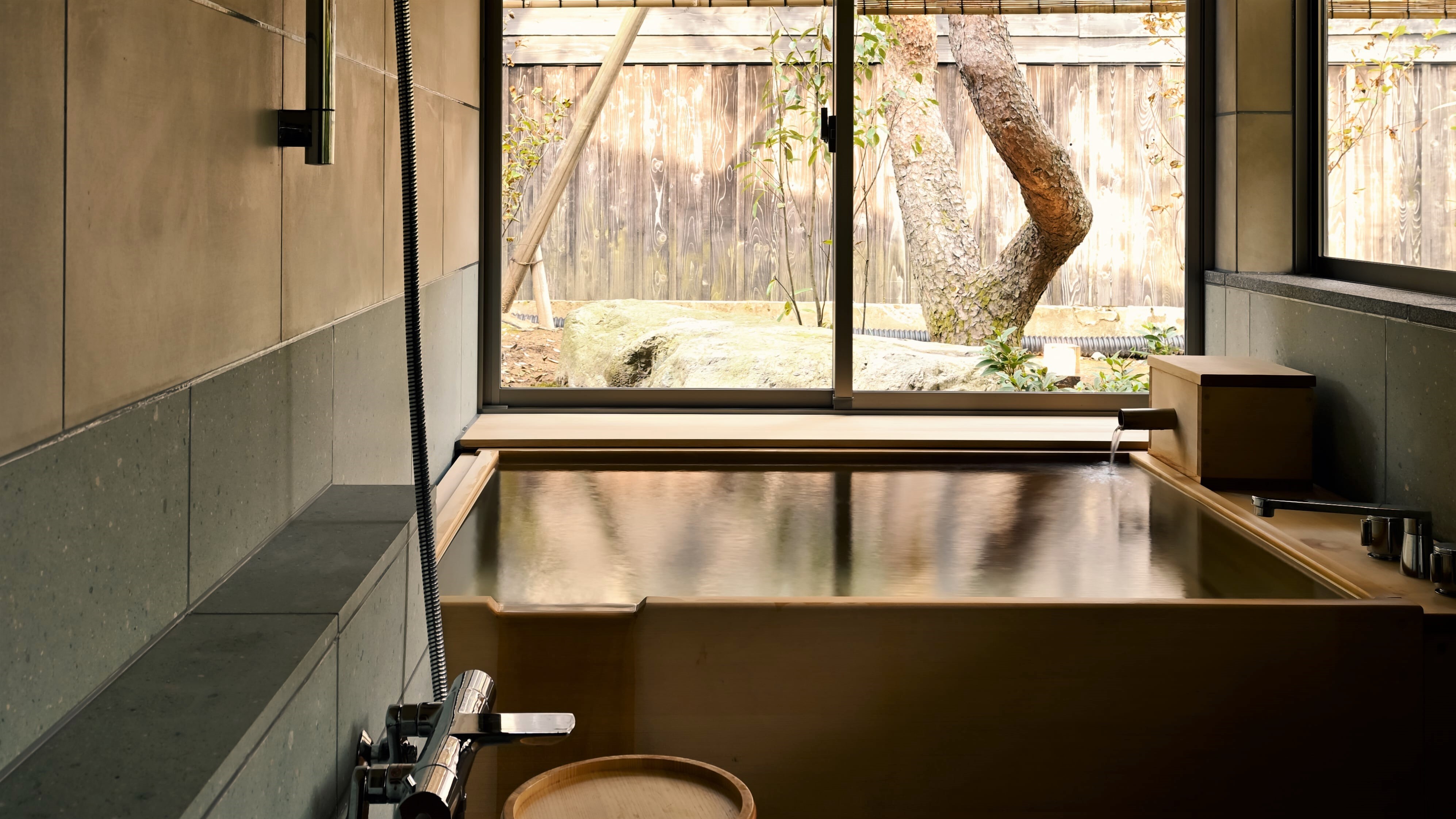 [ห้องกึ่งพิเศษ (ฟูก)] บ่อน้ำพุร้อนกึ่งเปิดโล่ง ◆ ห้องหลัก พื้นที่รับประทานอาหาร 10 เสื่อทาทามิ + 8 เสื่อทาทามิ