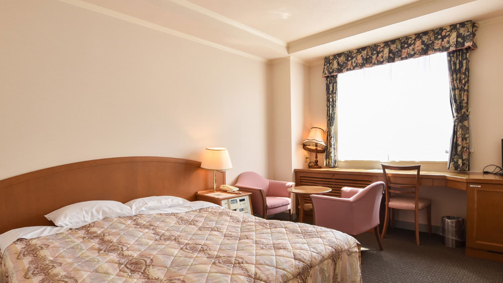 [Double] You can rest comfortably on a large bed. It can also be used by one person.
