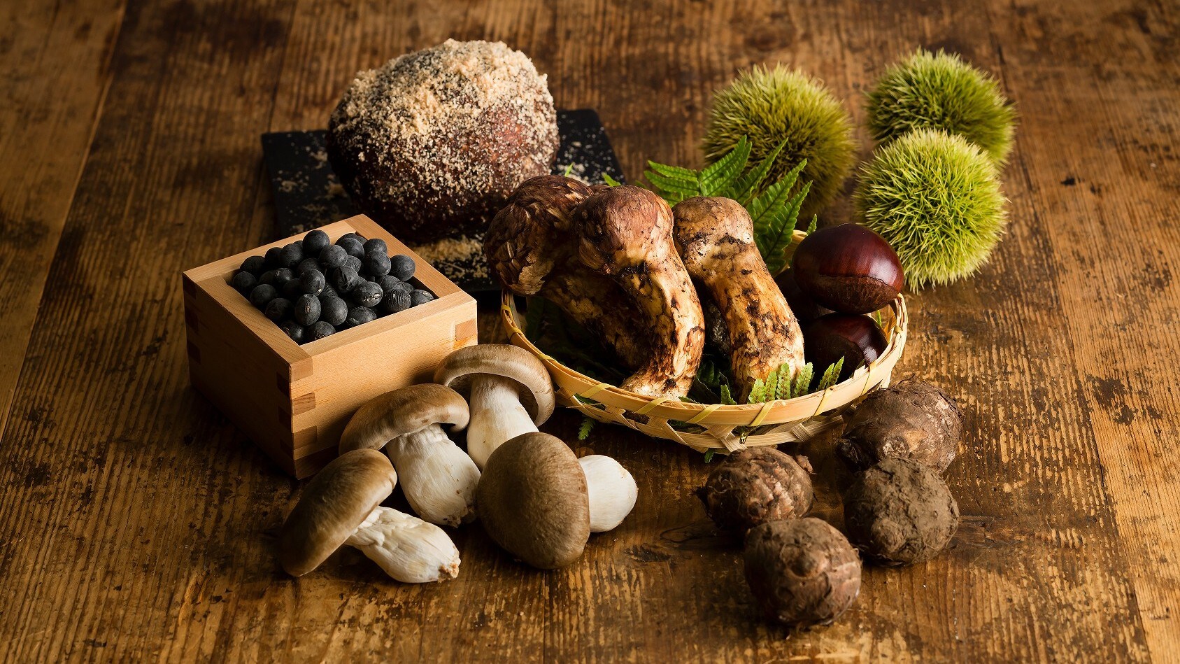 [Meals] In autumn, the nationally famous Tamba Sasayama brand ingredients such as chestnuts, black soybeans, and matsutake mushrooms will be in season.
