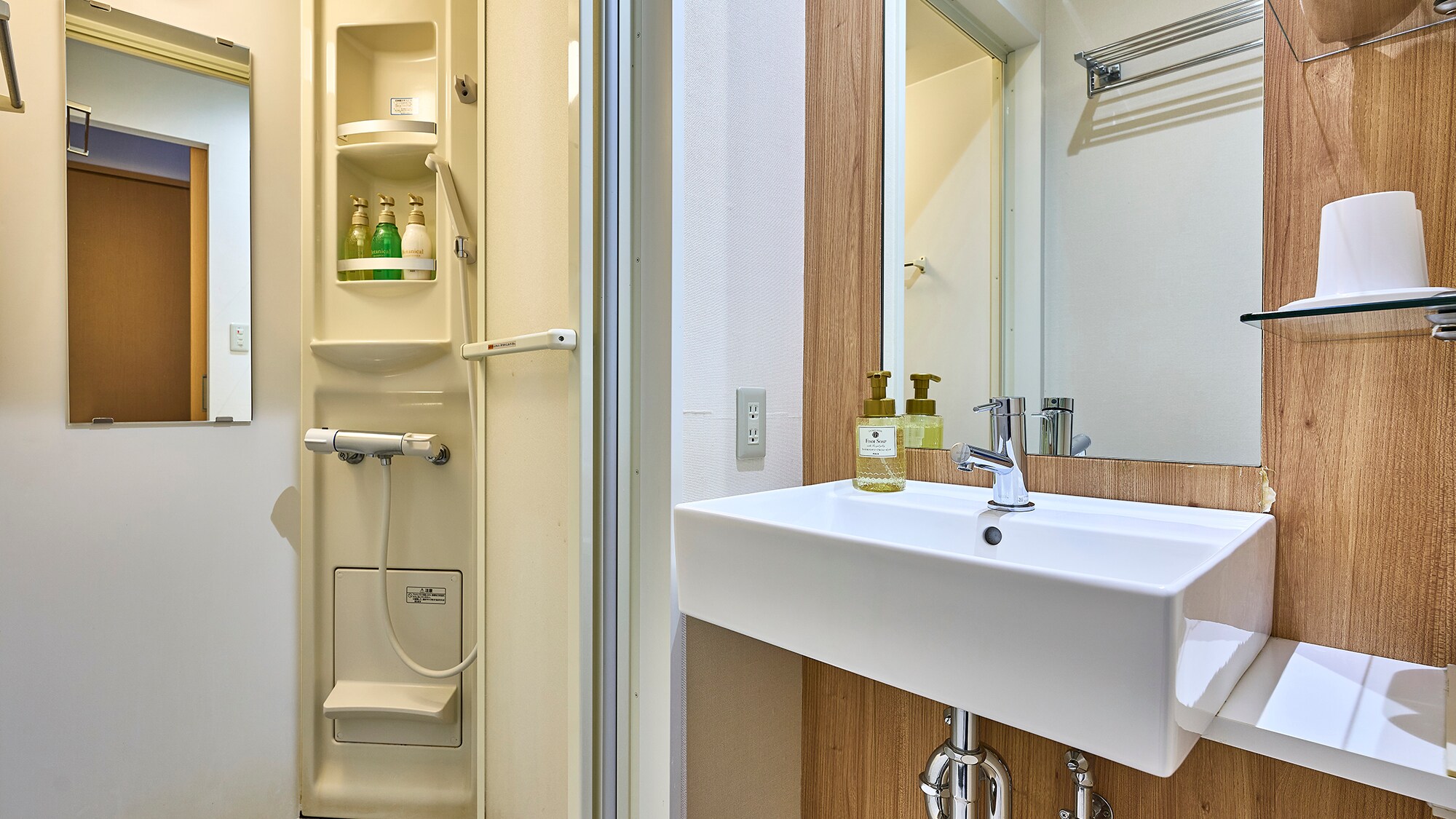 [ห้องน้ำ] โถสุขภัณฑ์และตู้อาบน้ำแยกต่างหากทำให้สะดวกสบายแม้สำหรับสองคน