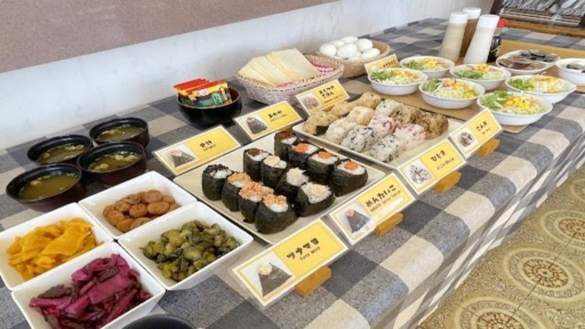 【免费轻早餐】自助式。从早上 6:30 到 9 点。不能带出去，但是可以带进来。