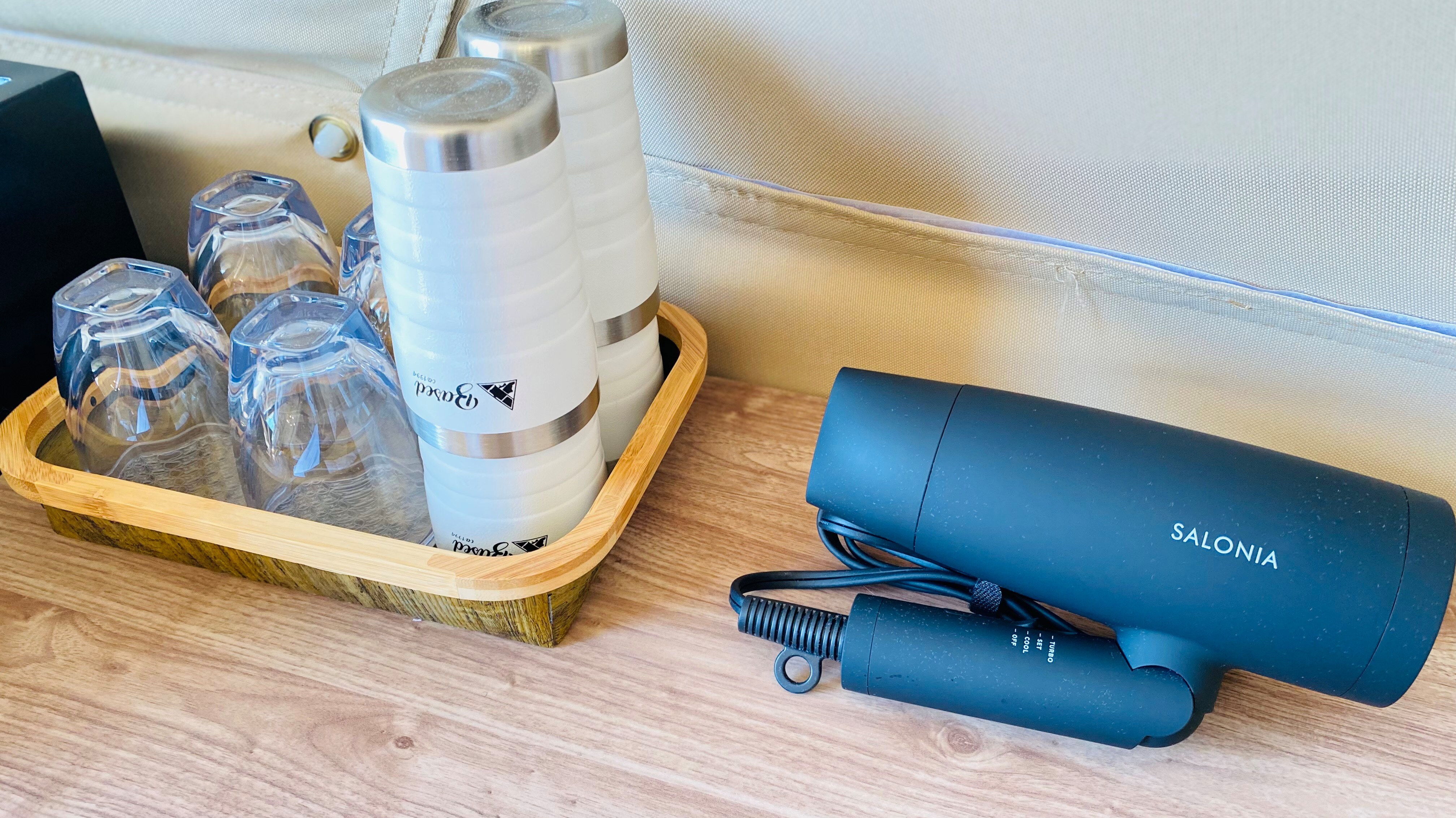 [Inside the dome tent] Stainless steel glasses and cups are also available.