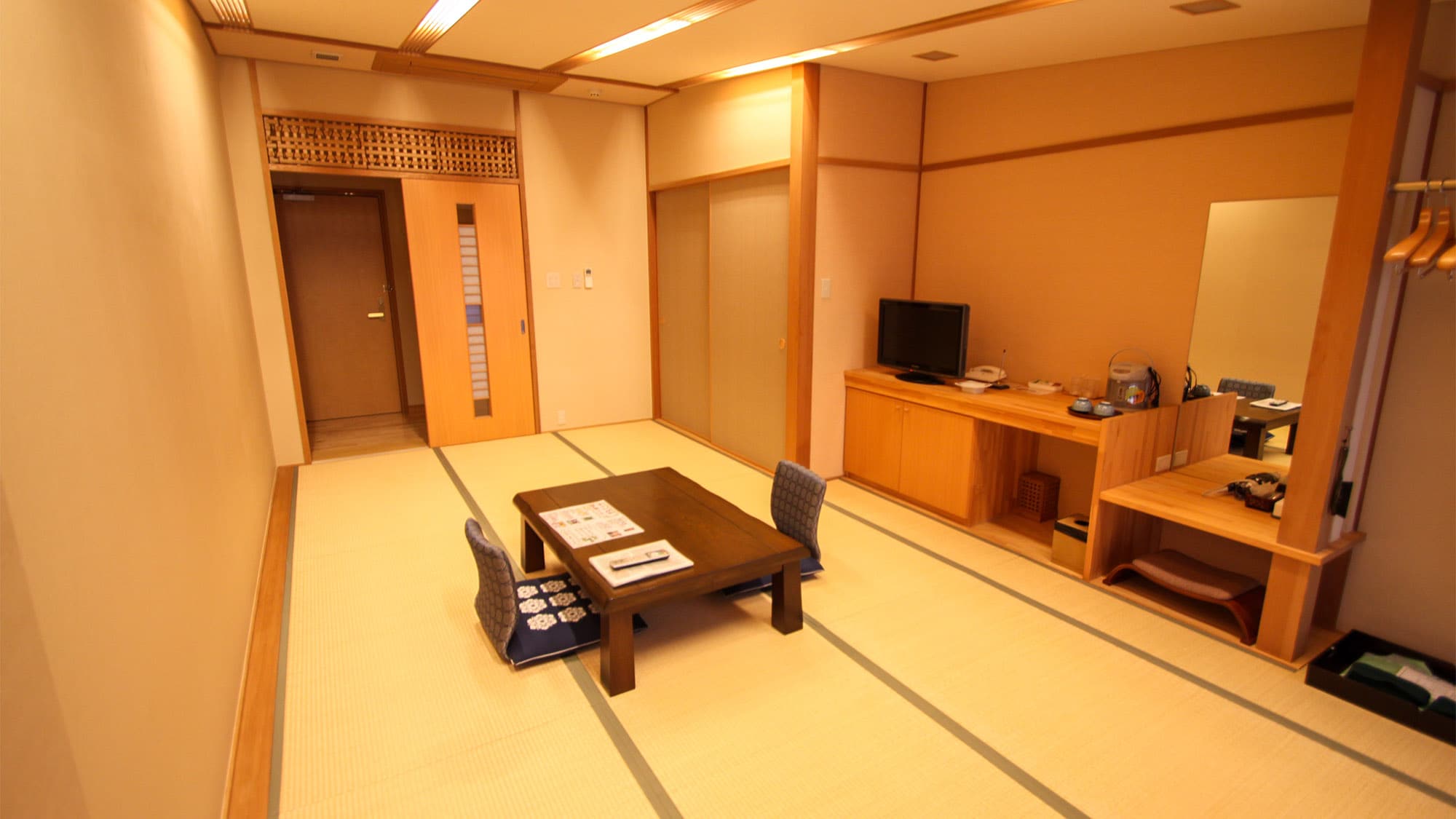 ・＜Japanese-style room＞ Equipped with TV, air conditioning, kettle, etc.