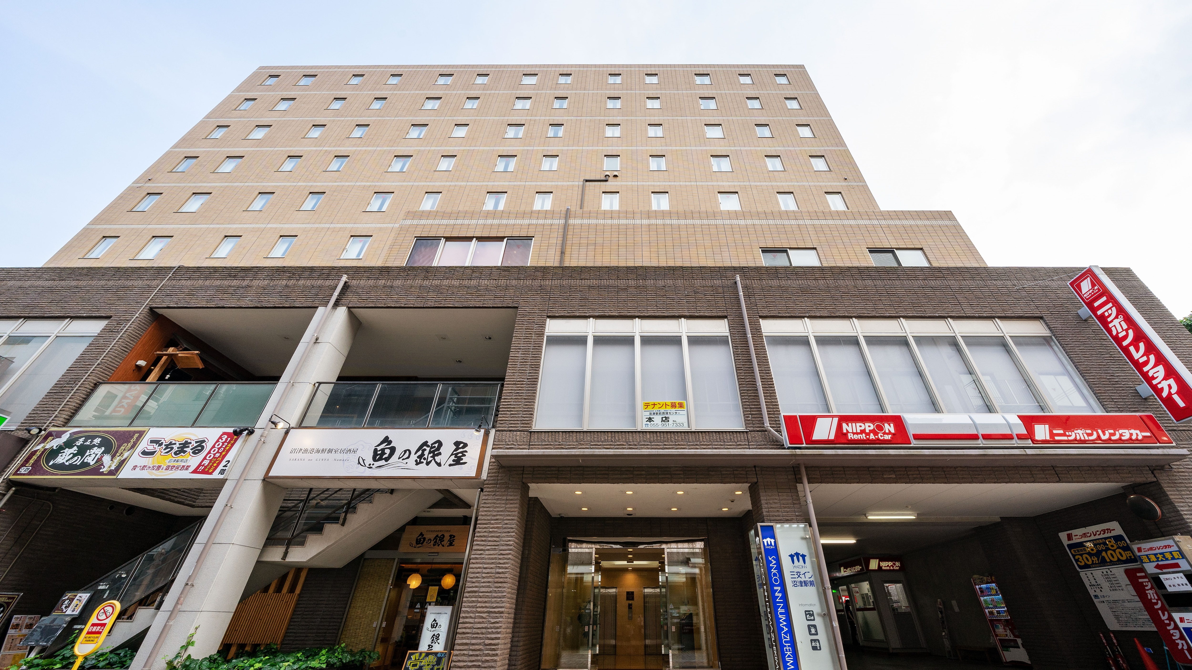 Eksterior hotel (dari depan): 2 menit berjalan kaki dari pintu keluar selatan stasiun Numazu!