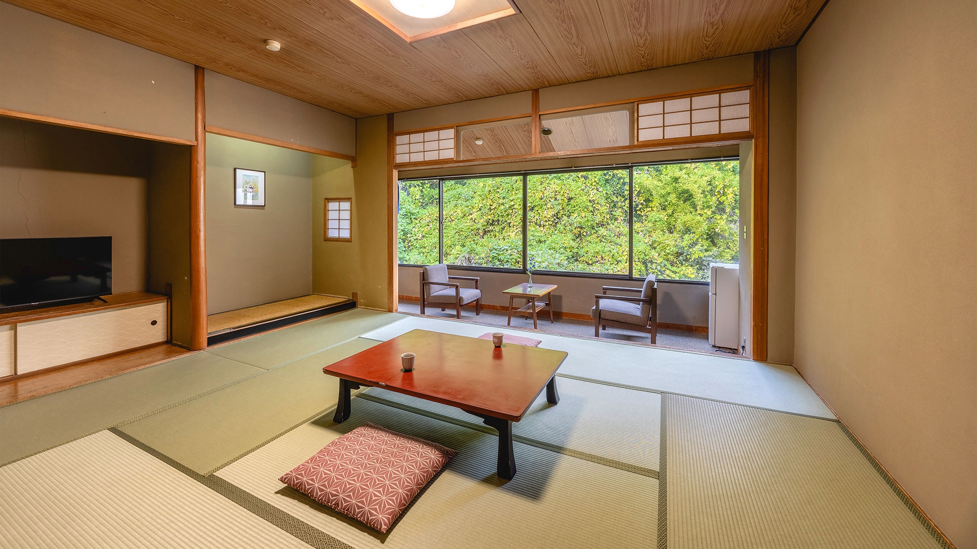 [Standard Japanese-style room] Relax in a calm tatami space.