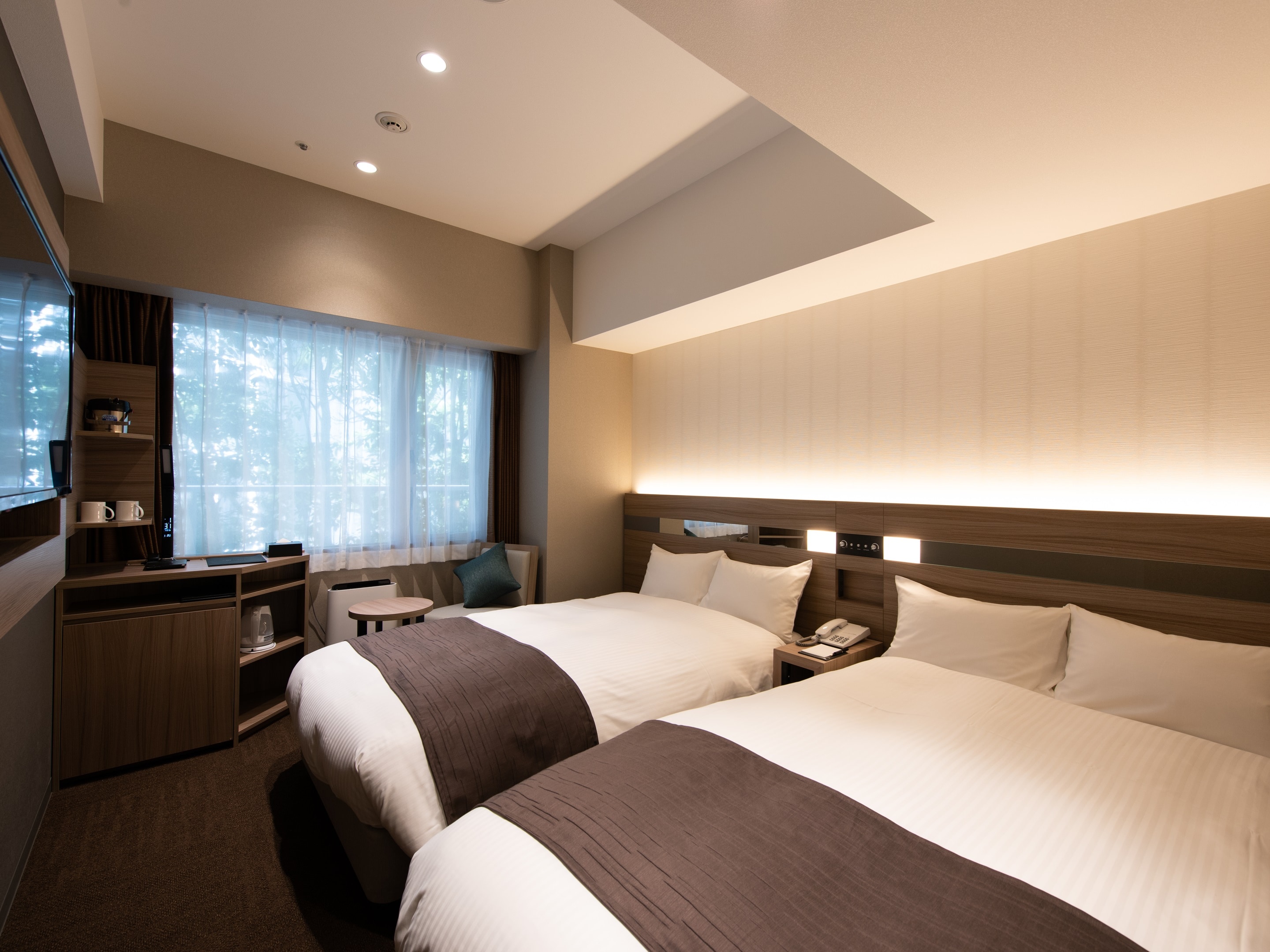 [Moderate West Twin] The newly built stylish guest rooms provide a functional and sophisticated stay.