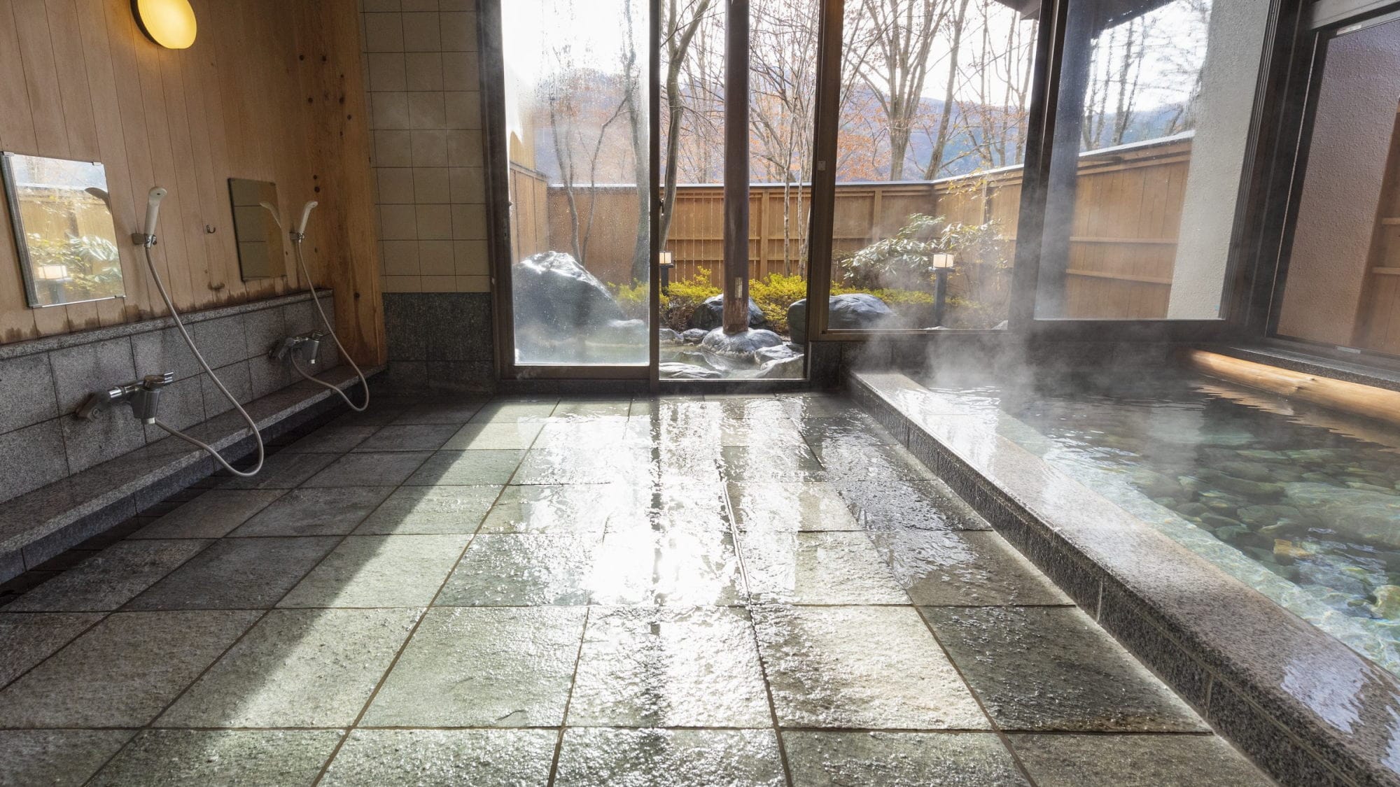 [Indoor bath for men] The heat retention of the stones and the moisturizing power of the hot spring water will soothe your everyday fatigue.