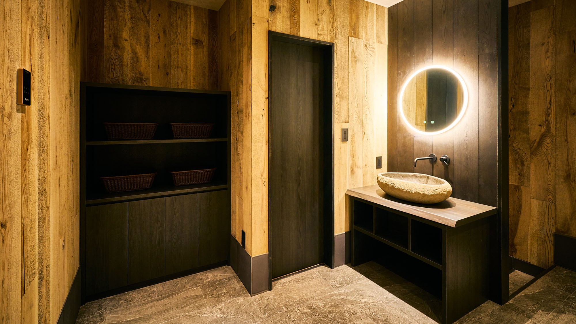 ・[Sauna pribadi/Zen] Nuansa alami ruangan, terbuat dari batu dan kayu, akan menenangkan Anda bahkan sebelum Anda memasuki sauna.