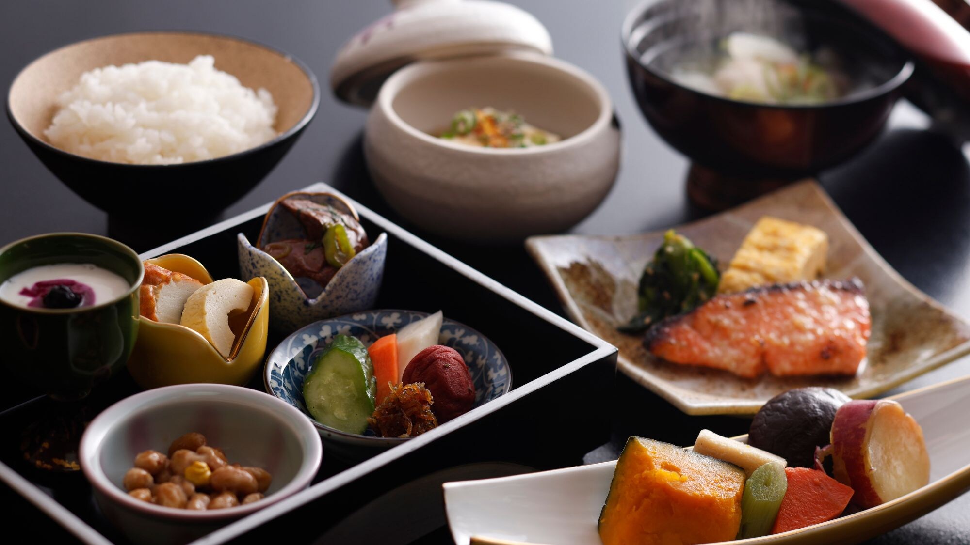 [Breakfast at Misasa-so] A gut-healthy breakfast featuring approximately 15 fermented dishes / Example