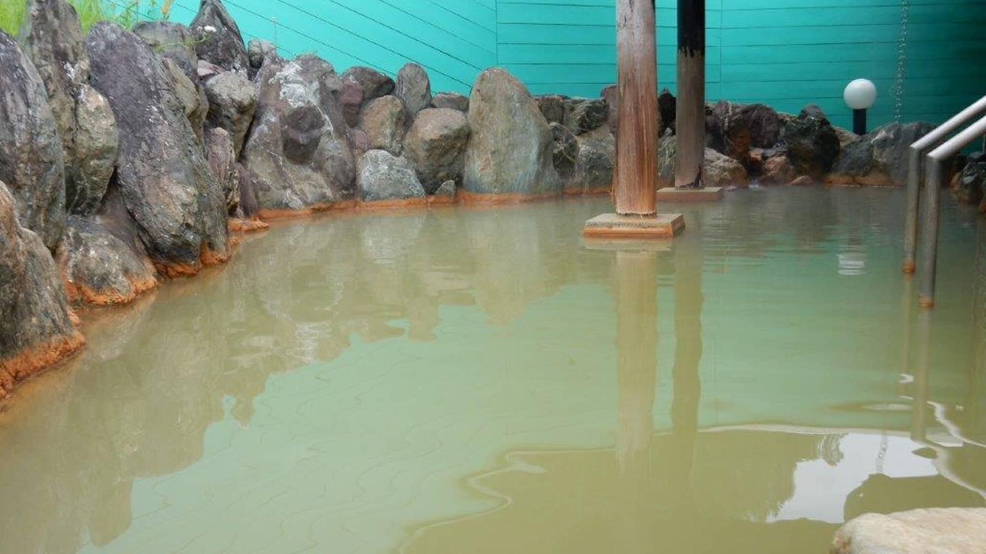 *Example of an open-air bath/The hot spring water is poured directly from the source into a large rock bath!