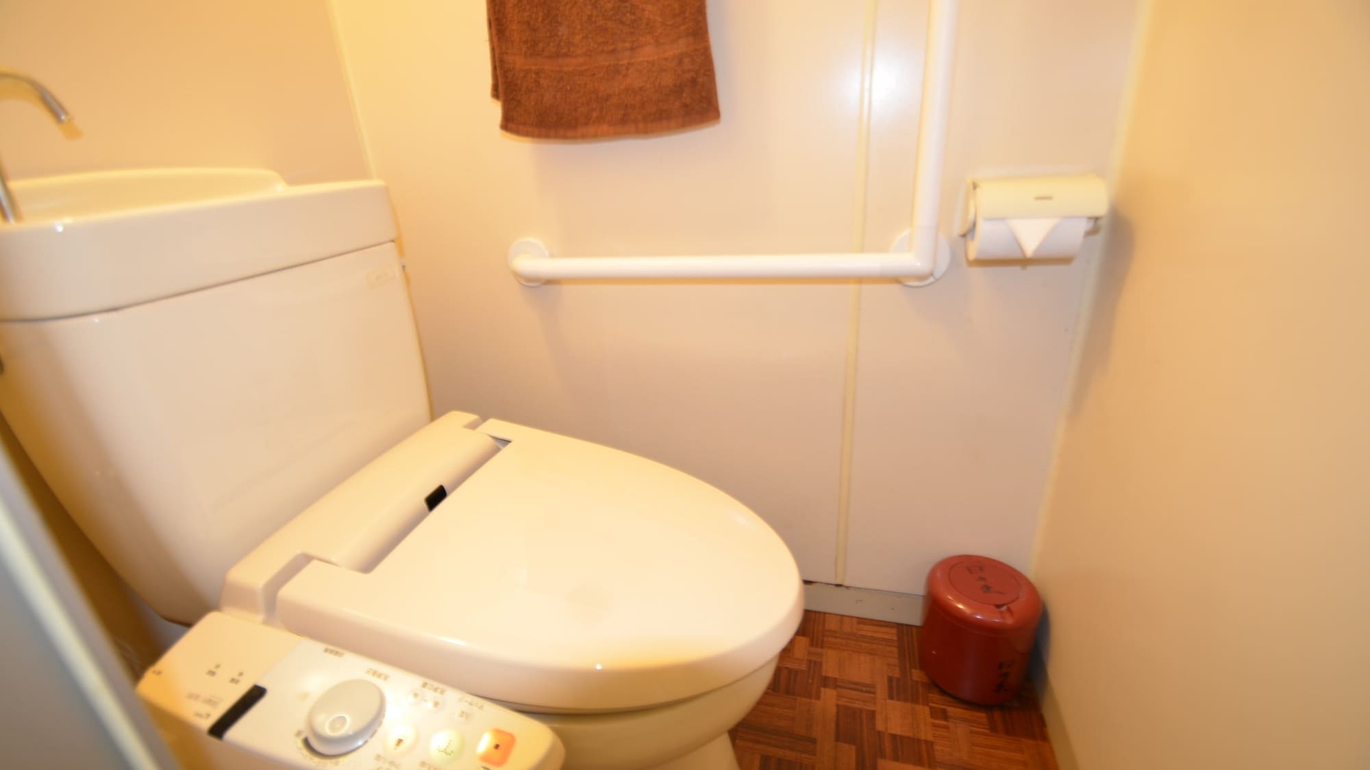 * [Main building: 2nd floor ocean-facing Japanese-style room (example)] This room has a bathroom and toilet.