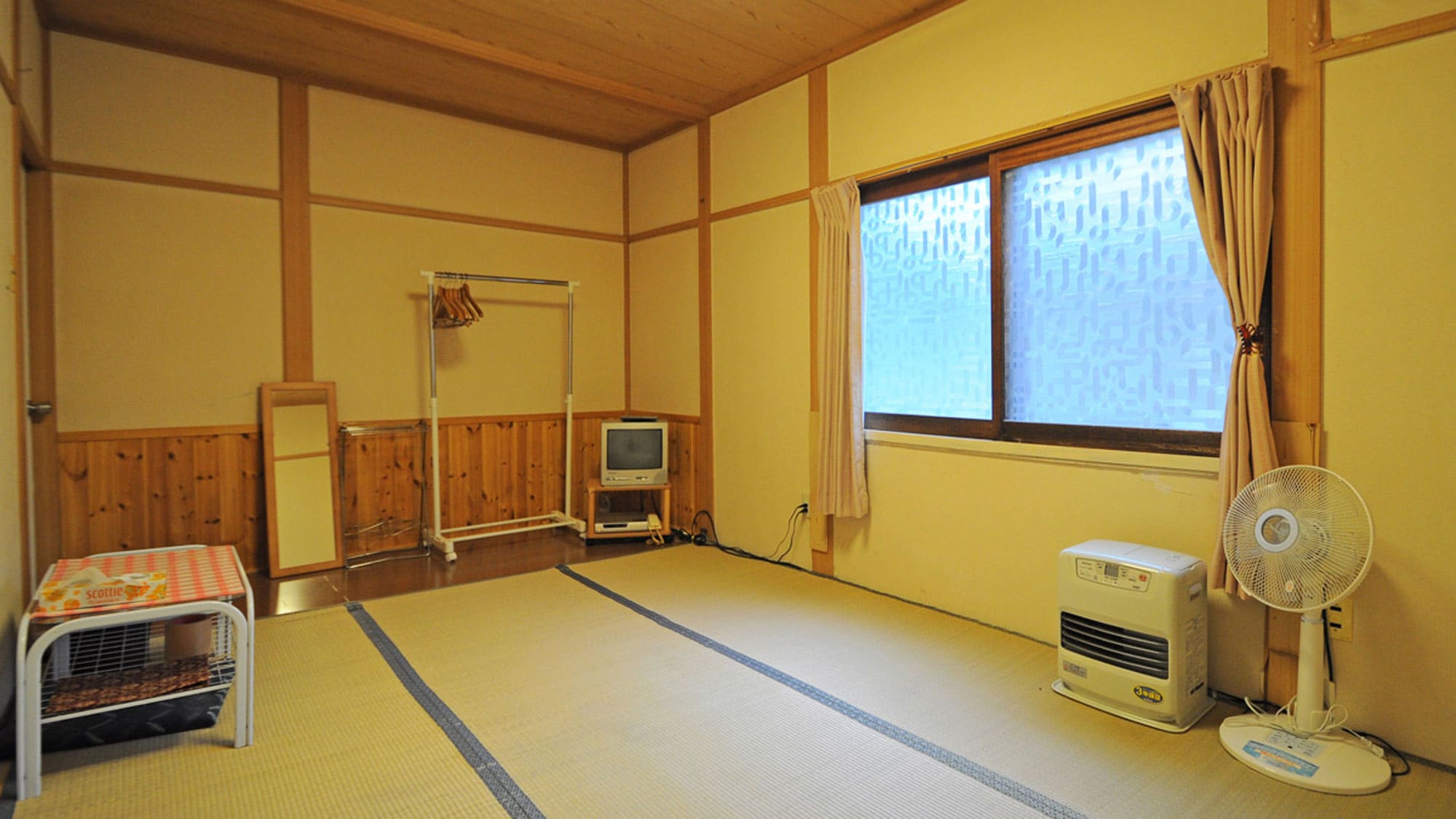 [Mountain-facing Japanese-style room] This room faces the mountain.